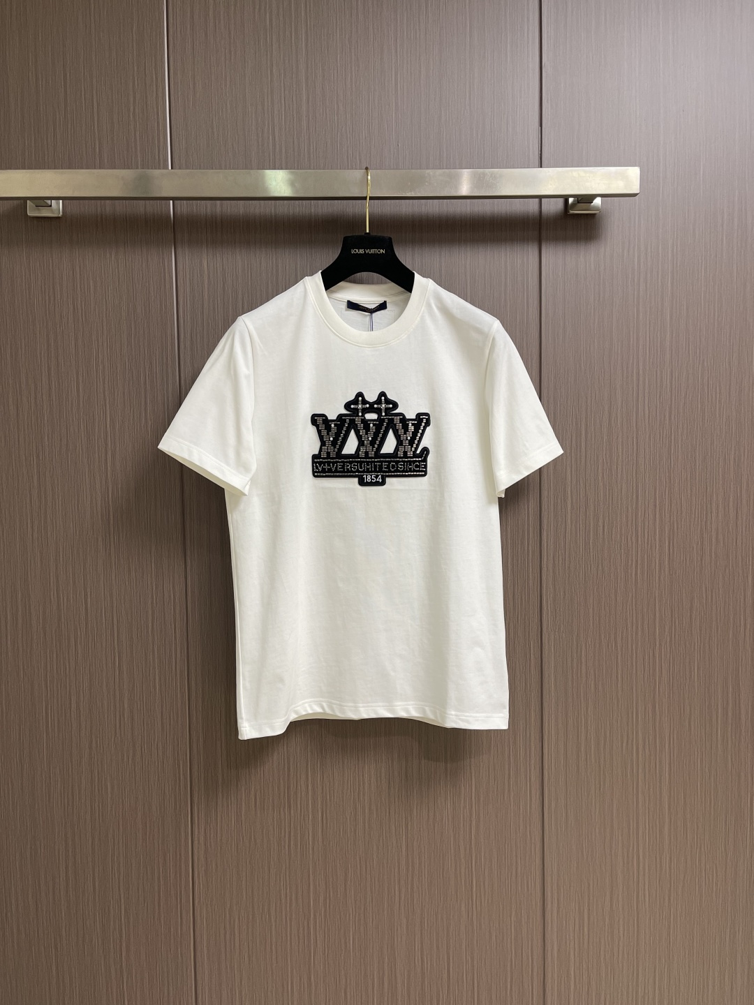 NO:726811,LV 2026SS early spring beaded logo round-neck short-sleeved T-shirt is a must-have item in the men's wardrobe to help you create daily looks. It is made of organic cotton and is decorated with exquisite beaded embroidery on the chest, which makes it more elegant. The L.Vuitton Deposee woven label is decorated on the back, adding a sense of fashion. Sizes S-XL S size bust 102cm, shoulder width 44cm, length 69cm  Size M, bust 106cm, shoulder width 45cm, length 70cm, size L, bust 110cm, shoulder width 46cm, length 71cm, size XL, bust 114cm, shoulder width 47cm, length 72cm.19860909LV 2026SS早春串珠logo标识圆领短袖T恤,是男士衣橱中的必备单品,助您打造日常造型.它采用有机棉精制而成,胸前饰有精致的串珠刺绣,更显优雅气质.背面饰有L.Vuitton Deposee编织标签,更添时尚感.尺码S-XL S码胸围102cm 肩宽44cm 衣长69cm M码胸围106cm肩宽45cm 衣长70cm L码胸围110cm 肩宽46cm 衣长71cm XL码胸围114cm肩宽47cm 衣长72cm,,louis vuitton,T-shirt,tees，t-shirt,,Men's clothing