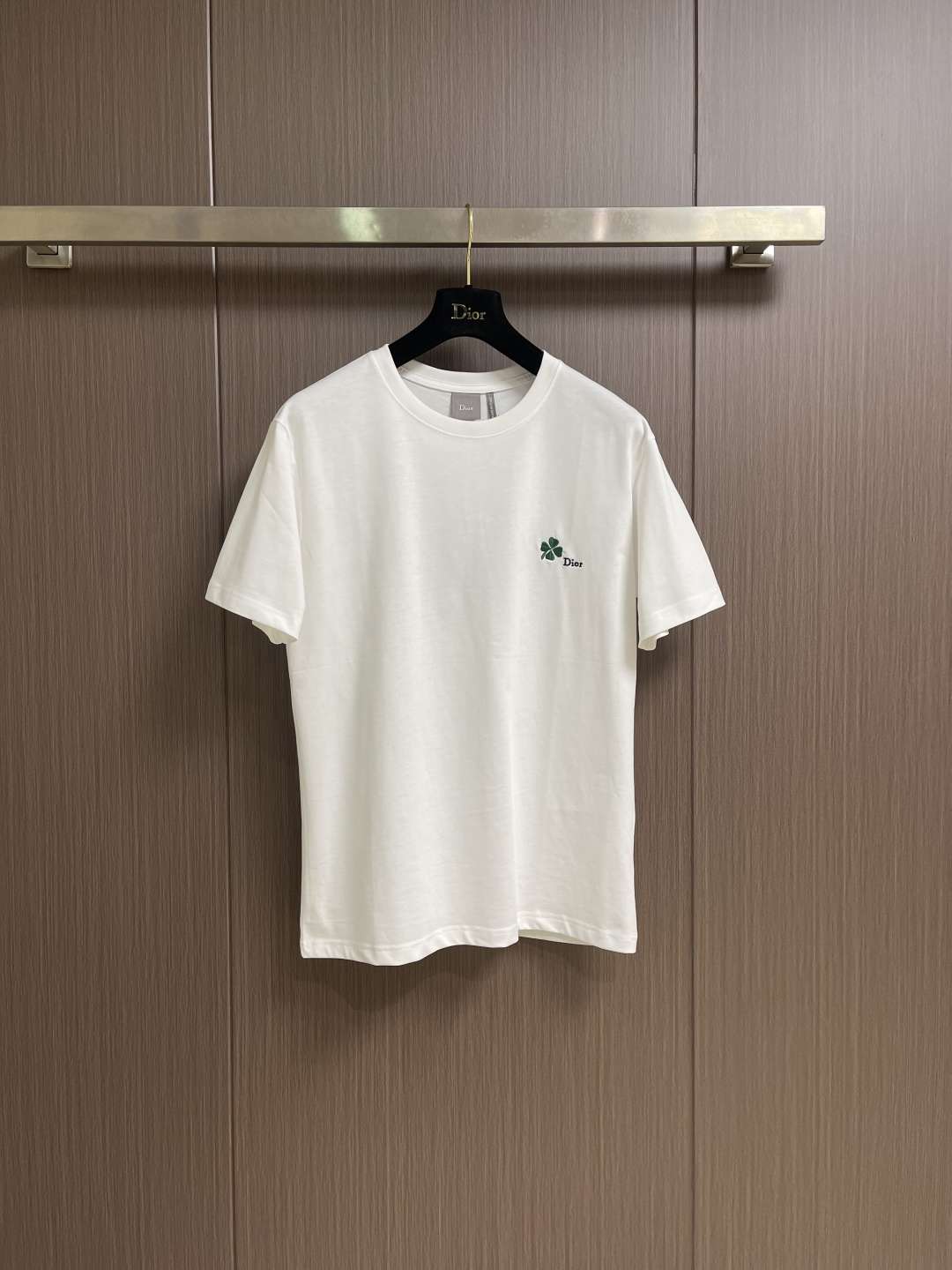 NO:726825,Dior  Four-leaf clover round neck short-sleeved T-shirt, made of 15S fine cotton plain weave, with a weight of 230gm2; with a threaded 32S double yarn 1x1 frame, 340gm2. 15S is a relatively thick yarn, used to make thicker and more durable fabrics.  Fabrics made of pure cotton natural fibers have the characteristics of good moisture absorption, strong breathability, softness and comfort. Cotton fabrics are usually suitable for summer wear and can help keep the body dry and comfortable. The yarns pass through alternately in the horizontal and vertical directions to form a simple  Cross structure; has good elasticity and wear resistance. The main body adopts precision stitch embroidery technology; the embroidery is very fine and dense, the pattern is clear and the lines and three-dimensional sense are strong. The embroidery thread material is combined with encrypted processing, and the embroidery body has a subtle glossy visual texture; embroidery  The effect is three-dimensional and full. The stitching of flat embroidery is uniquely designed, and the embroidery is very fine and dense. The overall stitching is fine, with consistent fineness and texture, adding a sense of layering to the simple design. The overall stitching is straight and delicate, the fabric is comfortable and soft, and the colors are consistent without color difference.  It can be matched with the same style to create a fashionable look, and can be used in various occasions. Customized accessories, complete with three standards, same style for men and women!  Size S-XL S size bust 108 shoulder width 54 length 72 medium size bust 112 shoulder width 56 length 73 L size bust 116 shoulder width 58 length 74 XL size bust 120 shoulder width 60 length 75, dior, T-shirt, tees, t-shirt,19860909Dior 四叶草圆领短袖T恤,采用15S精棉平纹,克重为230gm2；搭配螺纹32S双纱1x1拉架,340gm2.15S是相对较粗的纱线,用于制作较为厚实和耐用的面料.纯棉天然纤维制作的面料,具有吸湿性好、透气性强、柔软舒适等特性.棉质面料通常适合夏季穿着,可以帮助保持身体干爽和舒适.纱线在水平和垂直方向上交替穿过,形成简单的交叉结构；具有较好的弹性和耐磨性主体采用精密挨针绣工艺；刺绣非常精细针法绵密,图案清晰且线条感和立体感强.绣线材质结合加密处理,绣体具有微妙的光泽视觉质感；刺绣效果立体饱满.平绣的挨针走线独特设计,刺绣非常精细针法绵密；整体针脚细密,精细度质感一致,为简约设计增添了层次感.整体走线平直细腻,面料舒适柔软,颜色一致无色差 能与同款搭配营造时尚造型,驾驭各种场合,定制辅料,三标齐全,男女同款！尺码S-XL S码 胸围108 肩宽54 衣长72 M码胸围112肩宽56 衣长73 L码 胸围116肩宽58 衣长74 XL码胸围120 肩宽60 衣长75,,dior,T-shirt,tees，t-shirt,,Men's clothing
