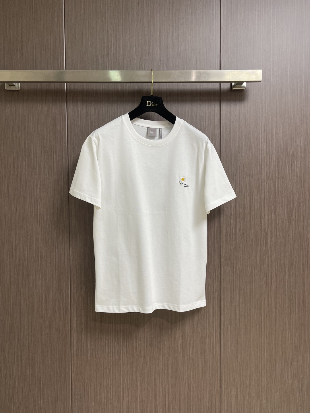 NO:726834,Dior 2026ss early spring new small daisy round neck short-sleeved T-shirt, white cotton jersey fabric with daisy embroidery. This T-shirt is a new product in the 2026 summer series, paying tribute to Mr. Dior's love for flowers. It is carefully made of white cotton jersey fabric, decorated with daisy embroidery, and matched with the Dior logo to enhance the style. Can be worn together to create a casual look. Sizes S-XL S size bust 108 shoulder width 48 length 72  Size M, bust 112, shoulder width 49.5, length 73, size L, bust 116, shoulder width 51, length 74, XL size, bust 120, shoulder width 52.5, length 75, dior, T-shirt,19860909Dior 2026ss早春新款小雏菊圆领短袖 T 恤,白色棉质平纹针织面料雏菊刺绣,这款T 恤是二零二六夏季系列新品,致敬 Dior 先生对花朵的热爱.采用白色棉质平纹针织面料精心制作,饰以雏菊刺绣,搭配 Dior标志提升格调.可搭配穿着,打造休闲造型.尺码S-XL S码 胸围108 肩宽48衣长72 M码胸围112肩宽49.5衣长73 L码 胸围116肩宽51衣长74 XL码胸围120 肩宽52.5 衣长75,,dior,T-shirt,,Men's clothing