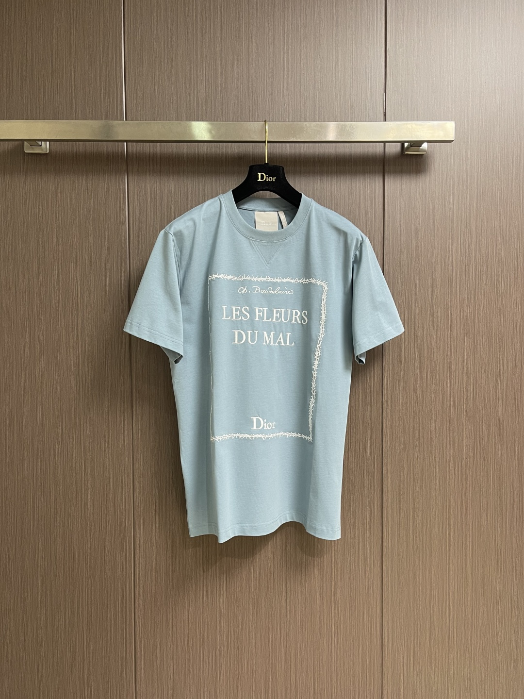 NO:726803,Dior  Thorns embroidery round neck short-sleeved T-shirt is made of blue 12-count cotton jersey fabric with a weight of 230gm2; the neckline is made of 32-count double-yarn high-weight (350g) ribbing, which uses extremely high density and elasticity to provide solid neckline support for the loose body and prevent deformation. The fabric is medium  The thickness provides good stiffness and durability. The 12-count yarn is relatively thick, giving the fabric a rustic texture and casual attributes. The fabric is interwoven with a plain weave and has many buckling points in the yarn, making the fabric have good fastness and wear resistance. The density is moderate, and the fabric is thin and light.  Smooth and stiff. It has good breathability, is softer, more delicate, and has better gloss. Multi-color computer embroidery technology is used to restore the complex details, text, patterns, etc. of the book cover. Based on the high-precision artwork of the first edition cover of 'Flower of Evil', white embroidery thread is used, and through flat stitching,  Satin embroidery, chain embroidery and other stitching methods are combined for high-density embroidery. The artistic details of literary classic covers are vividly reproduced with exquisite and textured handicrafts, and the flat image is transformed into a three-dimensional touch and rich layers. The overall line routing is straight and delicate, the fabric is comfortable and soft, and the colors are consistent and without color difference.  It can be matched with the same style to create a fashionable look, and can be used in various occasions. Customized accessories, complete with three standards, same style for men and women!  Size S-XL S size bust 108 shoulder width 48 length 73 M size bust 112 shoulder width 49 length 74.5 L size bust 116 shoulder width 50 length 76 XL size bust 120 shoulder width 51 length 77.5, dior, T-shirt, tees, t-shirt,19860909Dior 荆棘刺绣圆领短袖T恤,采用蓝色12支棉质平纹针织面料,克重230gm2；领口采用32支双纱高克重（350g）罗纹,其作用是以极高的密度和弹性为宽松衣身提供稳固的领口支撑,防止变形.面料属于中等厚度,提供良好的挺括度和耐用性.12支纱线相对较粗,赋予面料质朴的肌理感和休闲属性.通过平纹组织方式交织而成的面料,纱线屈曲点也多,使得织物具有较好的坚牢度和耐磨性.的密度适中,织物较为轻薄且平整硬挺.具有良好的透气性,更加柔软、细腻,且具有较好的光泽度.采用多色电脑刺绣工艺来还原书籍封面的复杂细节文字、纹样等.根据《恶之花》第一版封面的高精度图稿,使用白色颜色的绣线,通过平包针、缎面绣、链式绣等多种针法组合进行高密度刺绣.以精湛的、富有质感的手工艺方式,逼真再现文学经典封面的艺术细节,将平面图像转化为具有立体触感和丰富层次.整体走线平直细腻,面料舒适柔软,颜色一致无色差 能与同款搭配营造时尚造型,驾驭各种场合,定制辅料,三标齐全,男女同款！尺码S-XL S码 胸围108 肩宽48衣长73 M码胸围112肩宽49衣长74.5 L码 胸围116肩宽50衣长76 XL码胸围120 肩宽51 衣长77.5,,dior,T-shirt,tees，t-shirt,,Men's clothing