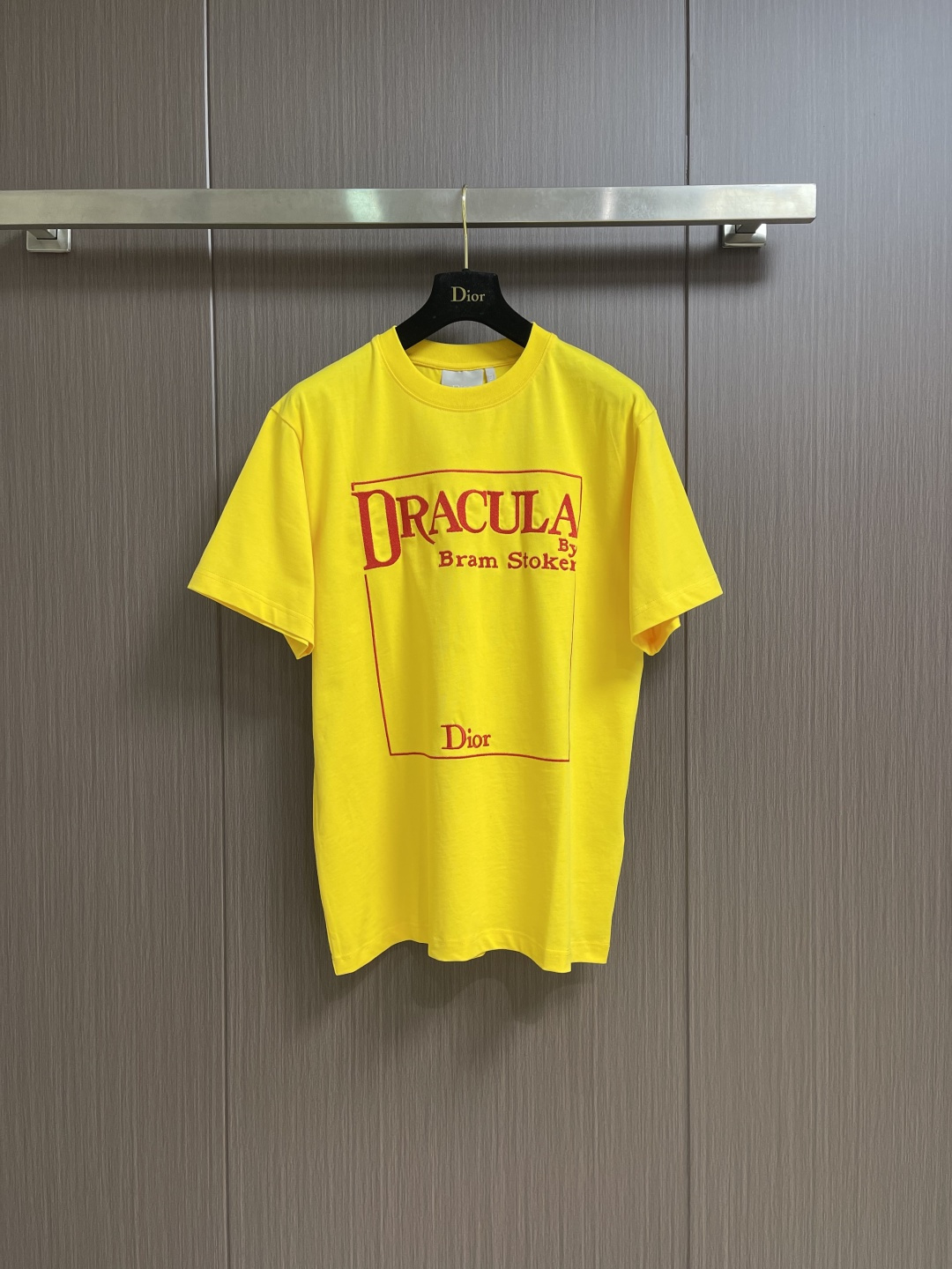NO:726828,Dior Dracula themed yellow T-shirt, bright yellow main color + red print, inspired by Bram Stoker's novel 'Dracula>>'. The words 'DRACULA By Bram Stoker' on the front, full of retro literary feel, and the Dior logo below, the brand is highly recognizable. Made of pure cotton, comfortable and breathable to wear, loose fit, suitable for daily casual or street style. Designed by Jonathan Anderson, a fusion of art and fashion, a must-have for personal expression!  Size S-XL S size bust 108 shoulder width 48 length 73 M size bust 112 shoulder width 49 length 74.5 L size bust 116 shoulder width 50 length 76 XL size bust 120 shoulder width 51 length 77.5, dior, tees, t-shirt,19860909Dior Dracula主题黄色T恤,亮黄色主色调＋红色印花,灵感来自Bram Stoker小说《Dracula>>.正面'DRACULA By BramStoker'字样,复古文学感满满,下方Dior标志,品牌辨识度超高.纯棉材质,穿着舒适透气,宽松版型,日常休闲或街头风都很适合.由JonathanAnderson设计,艺术与时尚融合,个性表达必备！尺码S-XL S码 胸围108 肩宽48衣长73 M码胸围112肩宽49衣长74.5 L码 胸围116肩宽50衣长76 XL码胸围120 肩宽51 衣长77.5,,dior,tees，t-shirt,,Men's clothing