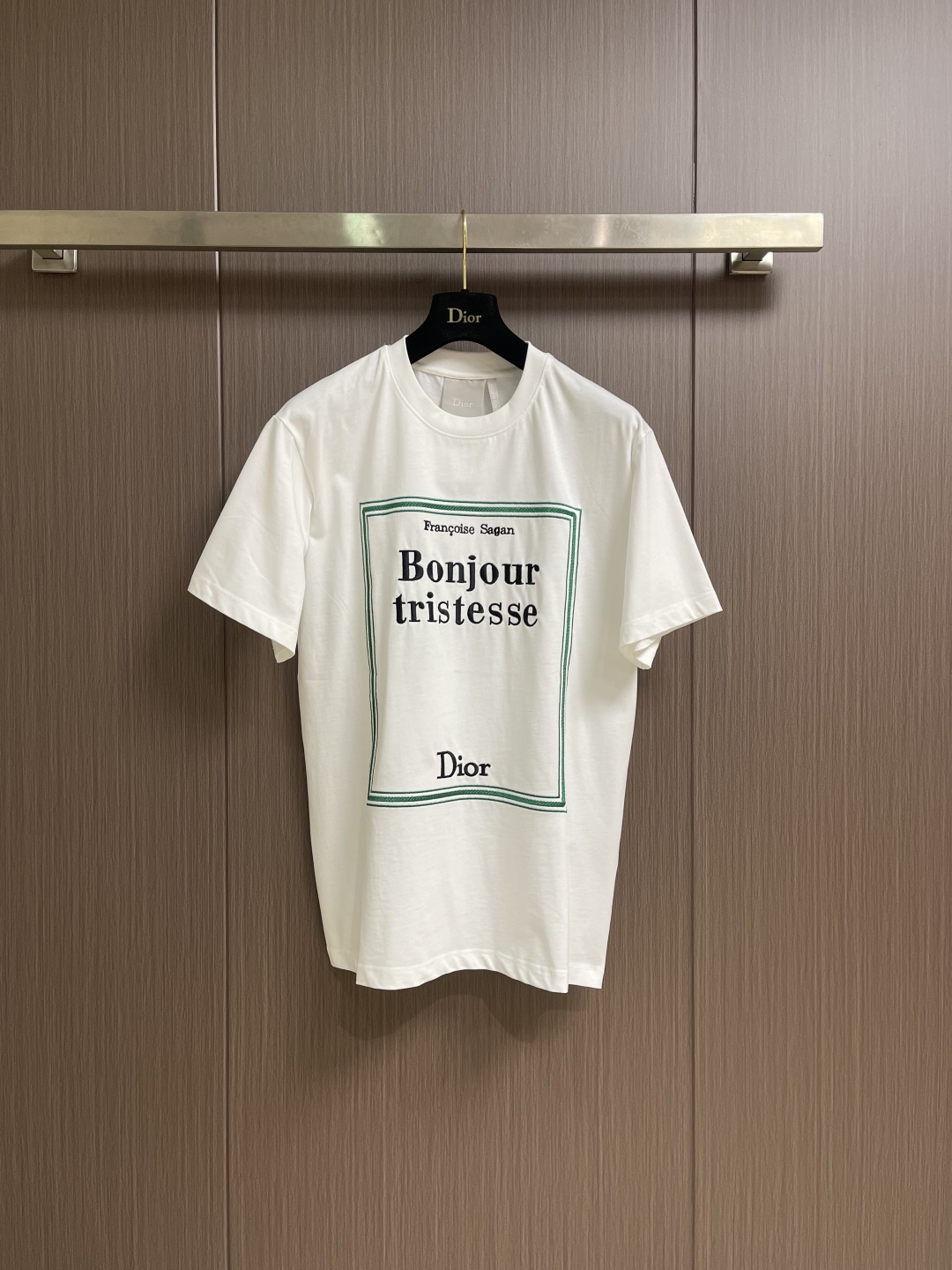 NO:726839,Dior 2026SS spring and summer new product Book Cover graphic printed logo short-sleeved T-shirt. This T-shirt is a classic item in Jonathan Anderson's dream library collection, showing Francoise Sagan's work 'Bonjour'  The first edition cover of 'Tristesse' pays homage to literary masterpieces. It is carefully made of white and green cotton jersey fabrics, and the book cover is displayed on the front with a print to create a fashionable look. Made of high-count and high-density 80-count double-strand mercerized cotton, the upper body is comfortable and breathable, soft, delicate and slightly elastic, high-quality fabric; Sizes S-XL S size bust 108 shoulder width 48 length 73 M size bust 112 shoulder width 49 length 74.5 L size  Bust 116, shoulder width 50, length 76 XL bust 120, shoulder width 51, length 77.5, dior, T-shirt, tees, t-shirt,19860909Dior 2026SS春夏新品Book Cover图案印花标识短袖T恤,这款 T 恤是乔纳森·安德森 (Jonathan Anderson) 梦幻图书馆藏中的经典单品,展现弗朗索瓦丝·萨冈（Francoise Sagan）的作品《你好,忧愁（Bonjour Tristesse)》的第一版封面,向文学名著致敬.采用白色和绿色棉质平纹针织面料精心制作,正面以印花展现图书封面,打造时尚的造型.采用高支数高密度80支双股丝光棉,上身舒适透气、柔软细腻微弹、高品质面料；尺码S-XL S码 胸围108 肩宽48衣长73 M码胸围112肩宽49衣长74.5 L码 胸围116肩宽50衣长76 XL码胸围120 肩宽51 衣长77.5,,dior,T-shirt,tees，t-shirt,,Men's clothing