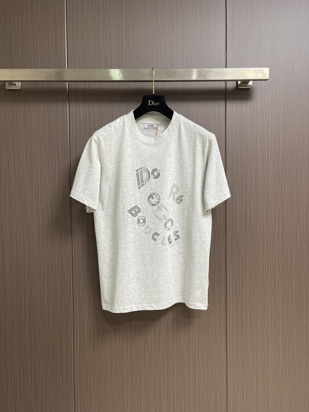 NO:735409,Support after-sales service after the year. Hermes 2026ss new men's short-sleeved laser printed T-shirt in spring and summer. This fabric is made of customized special beaded mercerized fabric. It is sweat-absorbent, breathable, soft and comfortable overall. The design is classic and durable, and the fit is suitable for Asian body shapes. Sizes XS-L,, hermes, hermes, T-shirt, tees, t-shirt,19860909支持年后售后 Hermes 爱马仕2026ss春夏新款男士短袖激光印花t恤,这款面料采用定制特种曲珠丝光面料 吸汗透气柔软舒适整体,设计经典且耐看,合身版型适合亚洲身形.尺码XS-L,,hermes,hermes,T-shirt,tees，t-shirt,,Men's clothing