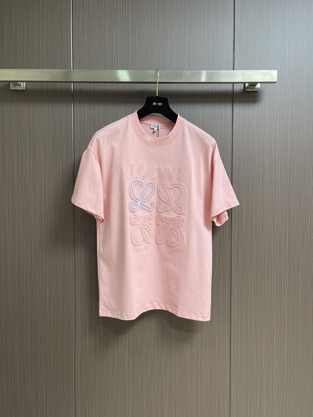 NO:735349,LOEWE short-sleeved T-shirt with embroidered logo on the chest, supported after-sales service in the year, is made of 20-count plain weave premium cotton, the thread is 1*1 Solona thread, the embroidery is three-dimensional embroidery, matte embroidery thread, and the lining is padded with washed cotton.  The clothes will not wrinkle when they are dried and washed. The overall wiring is straight and delicate, the fabric is comfortable and soft, and the color is consistent without color difference. It can be matched with the same style to create a fashionable look and control various occasions. Customized accessories, complete with three standards, same style for men and women!  Size XS-L,,loewe,T-shirt,tees,t-shirt,19860909支持年后售后 LOEWE 胸口刺绣标识短袖T恤,采用20支平纹优棉,螺纹采用1*1索罗娜螺纹,绣花采用立体刺绣 哑光绣花线 内里搭垫洗水棉．让衣服晒洗时不会紧皱 整体走线平直细腻,面料舒适柔软,颜色一致无色差 能与同款搭配营造时尚造型,驾驭各种场合,定制辅料,三标齐全,男女同款！尺码XS-L,,loewe,T-shirt,tees，t-shirt,,Men's clothing