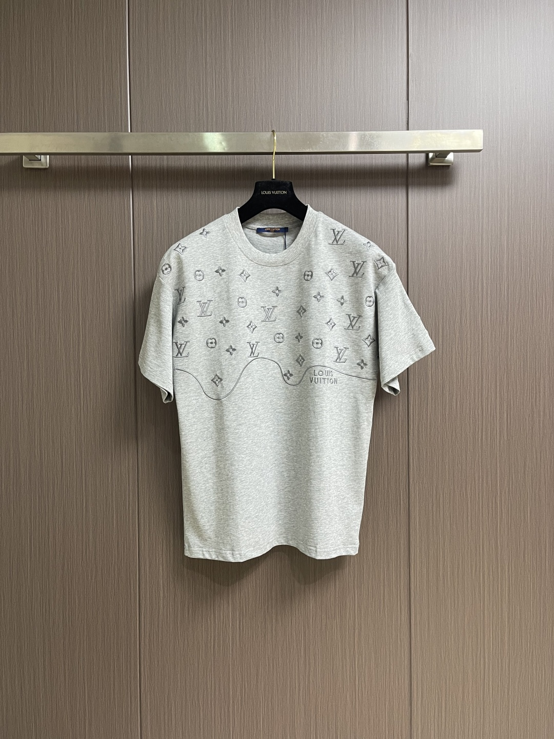 NO:735354,Supports after-sales LV 2026ss early spring new short-sleeved T-shirt. This 280g classic T-shirt adopts timeless solid color and is easy to match. It is made of organic cotton and decorated with 3D embroidered logo. Sizes XS-L, Louis Vuitton, T-shirt, tees, t-shirt,19860909支持年后售后 LV 2026ss早春新款短袖T恤,这款 280g 经典T恤采用永恒的净色,易于搭配.它采用有机棉制成,饰有3D刺绣的logo标识字样.尺码XS-L,,louis vuitton,T-shirt,tees，t-shirt,,Men's clothing