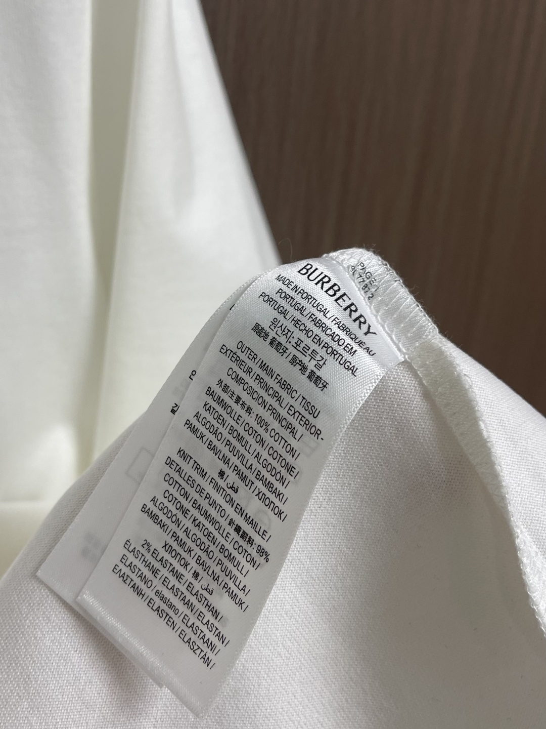Burberry 2026ss早春新款格纹草书风格徽标装饰棉质短袖T恤，选用中量级平织棉面料打造，呈现休