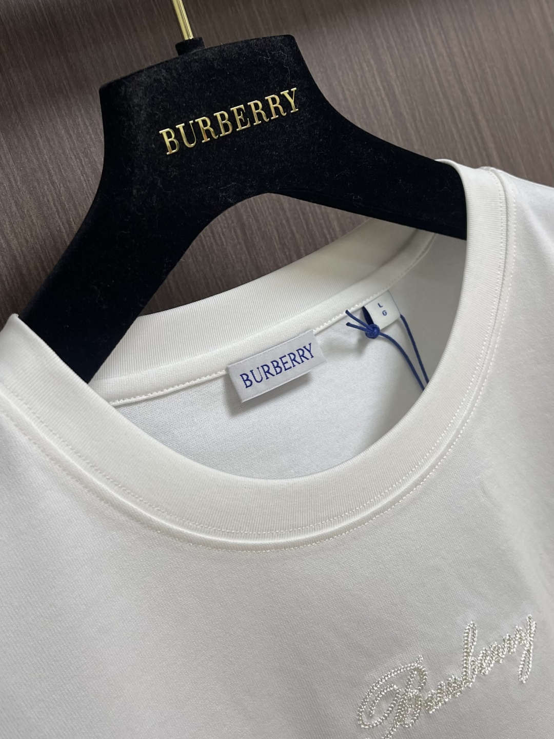 Burberry 2026ss早春新款格纹草书风格徽标装饰棉质短袖T恤，选用中量级平织棉面料打造，呈现休