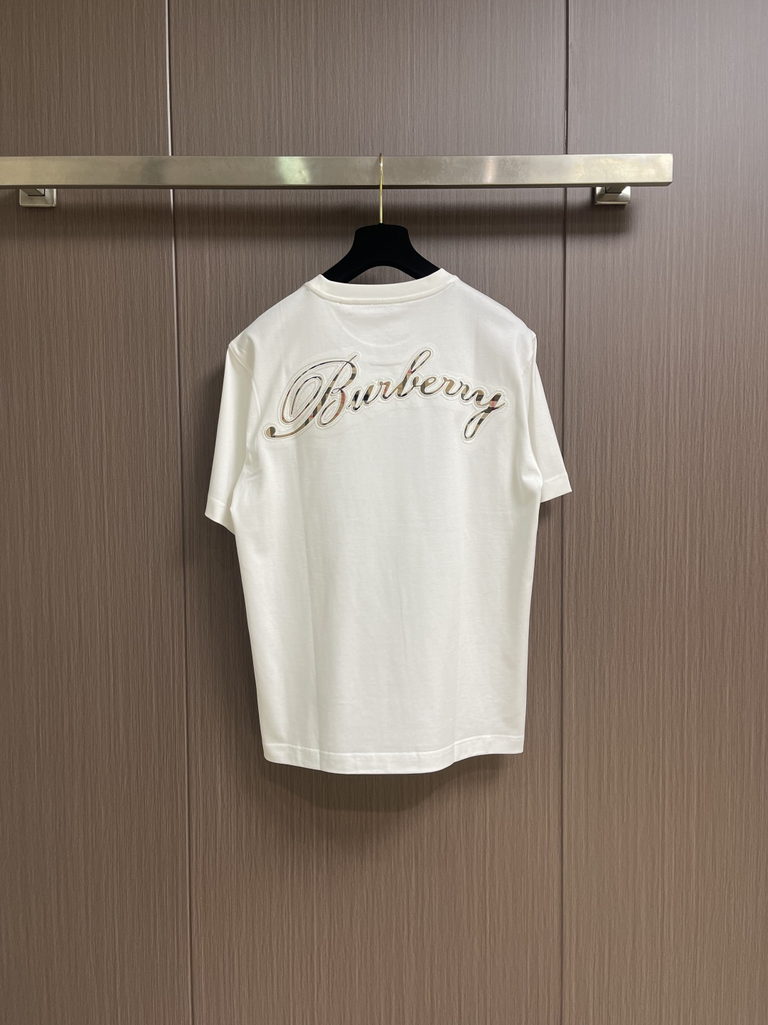 Burberry 2026ss早春新款格纹草书风格徽标装饰棉质短袖T恤，选用中量级平织棉面料打造，呈现休