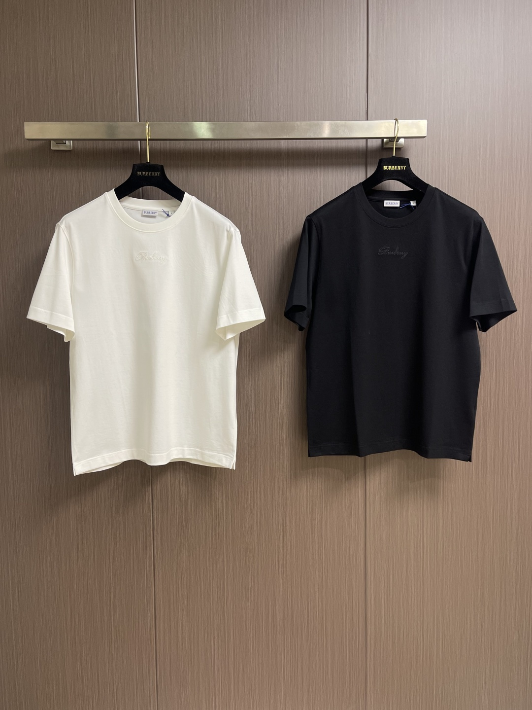 Burberry 2026ss早春新款格纹草书风格徽标装饰棉质短袖T恤，选用中量级平织棉面料打造，呈现休