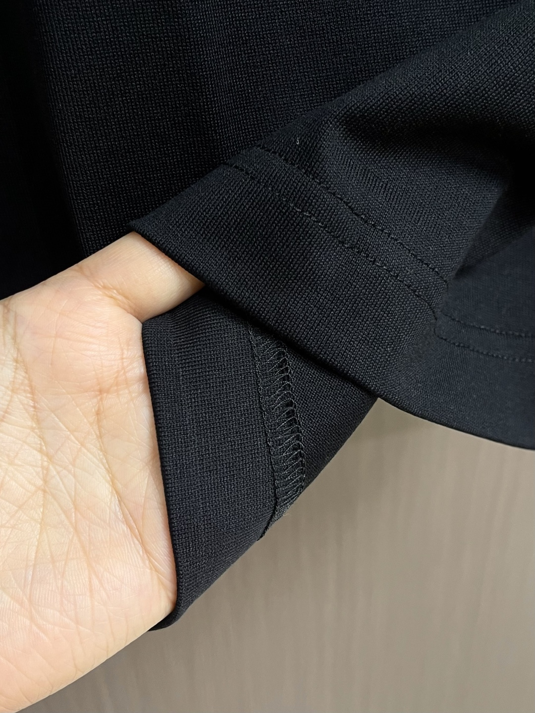 Burberry 2026ss早春新款格纹草书风格徽标装饰棉质短袖T恤，选用中量级平织棉面料打造，呈现休