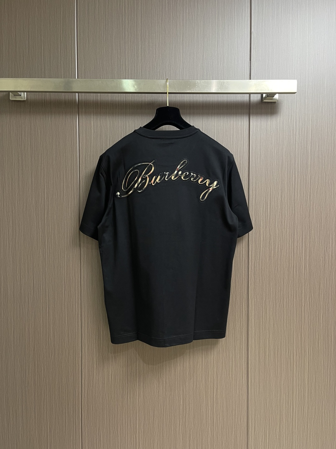 Burberry 2026ss早春新款格纹草书风格徽标装饰棉质短袖T恤，选用中量级平织棉面料打造，呈现休