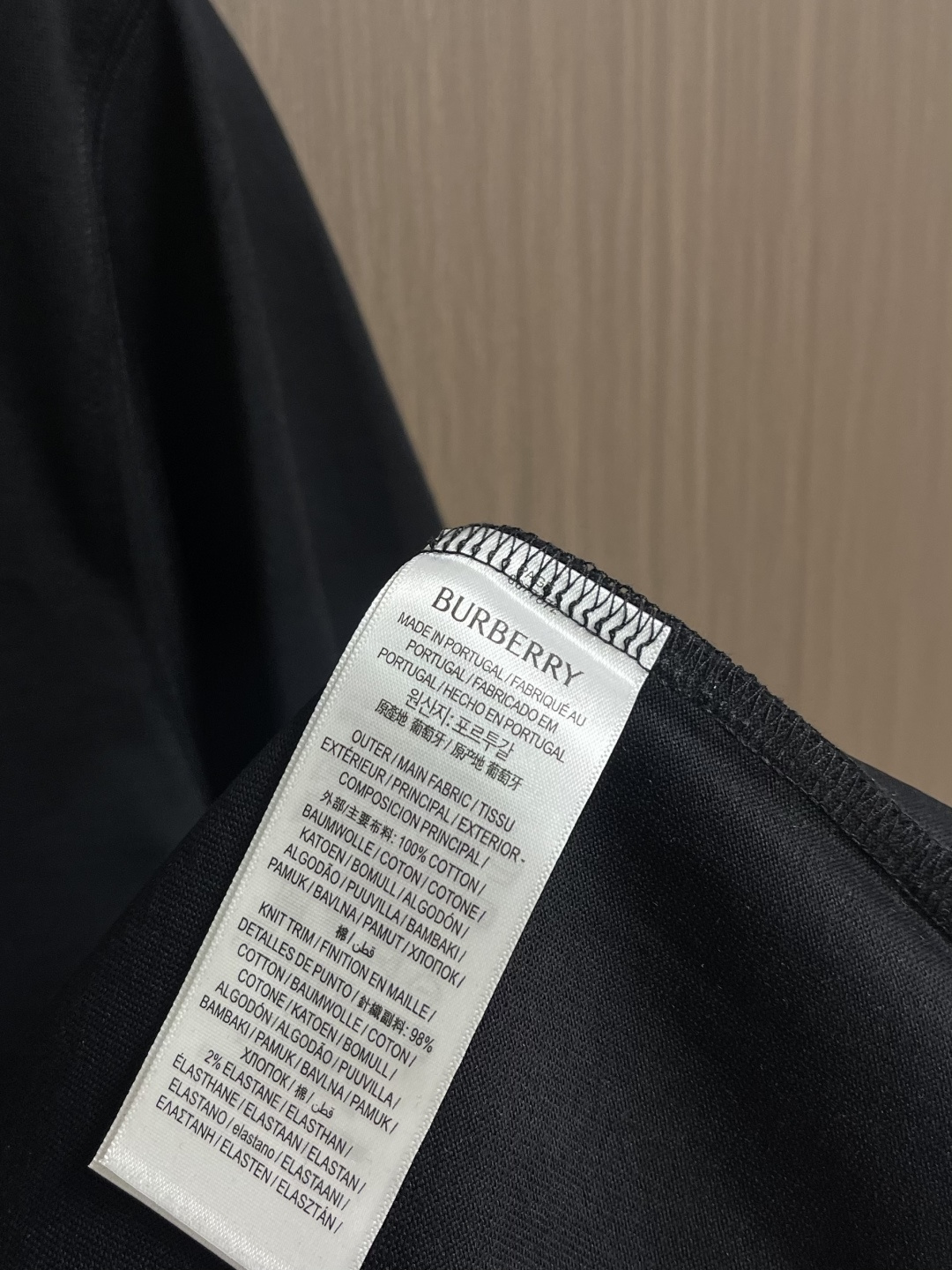 Burberry 2026ss早春新款格纹草书风格徽标装饰棉质短袖T恤，选用中量级平织棉面料打造，呈现休