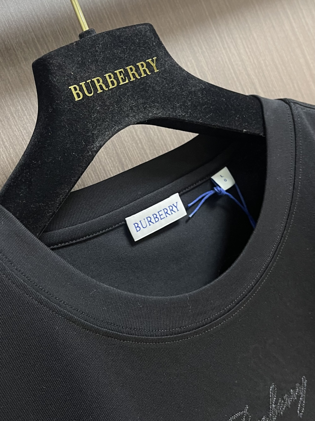 Burberry 2026ss早春新款格纹草书风格徽标装饰棉质短袖T恤，选用中量级平织棉面料打造，呈现休