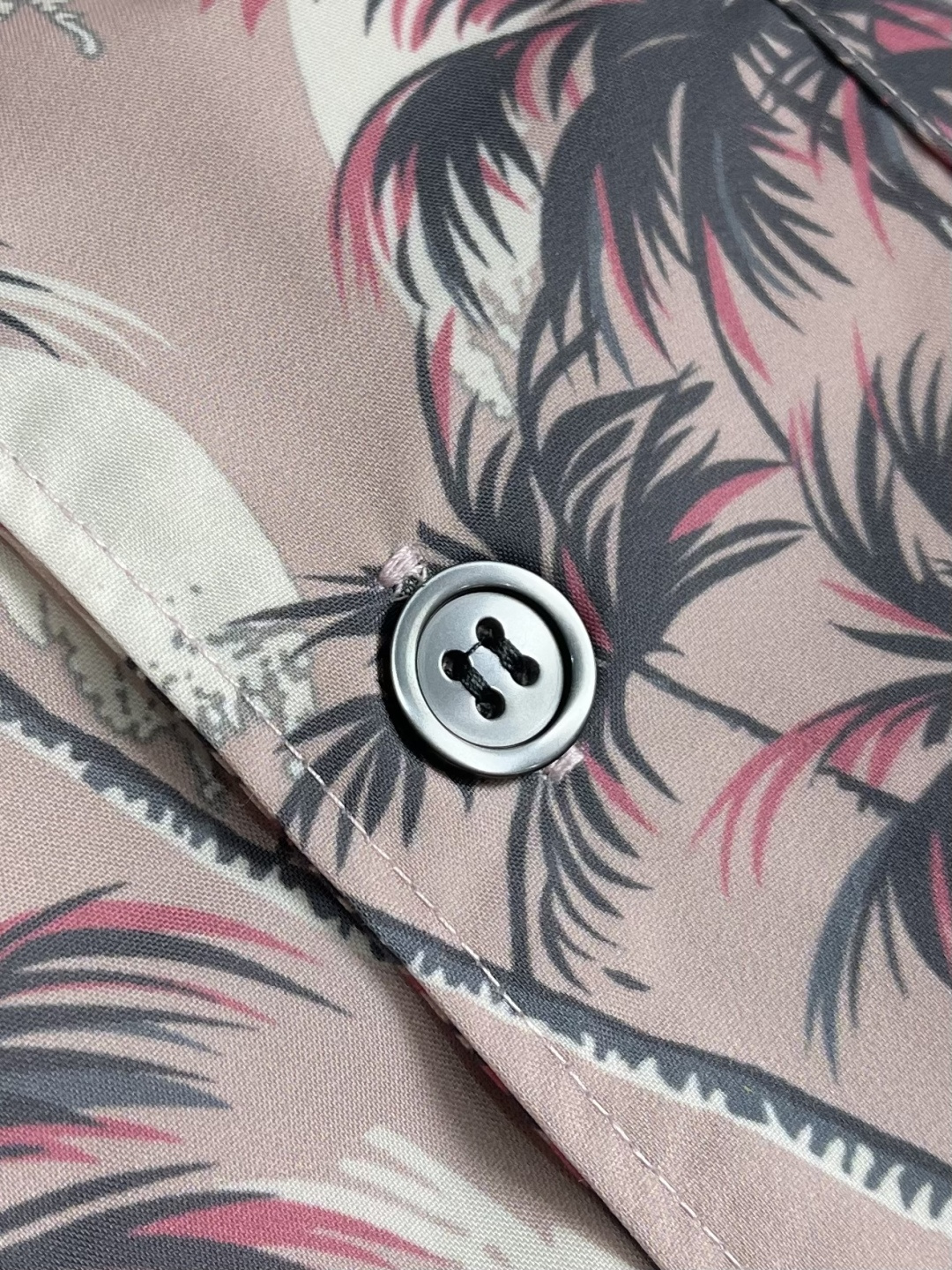 ✅🌾售后 PRADA 椰林印花长袖衬衫，采用进口桑蚕丝面料，质地柔滑细腻且带着温润的珠光感，透气性与垂坠