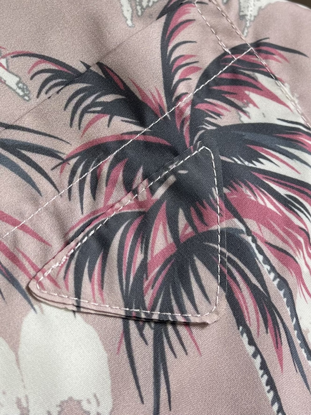 ✅🌾售后 PRADA 椰林印花长袖衬衫，采用进口桑蚕丝面料，质地柔滑细腻且带着温润的珠光感，透气性与垂坠