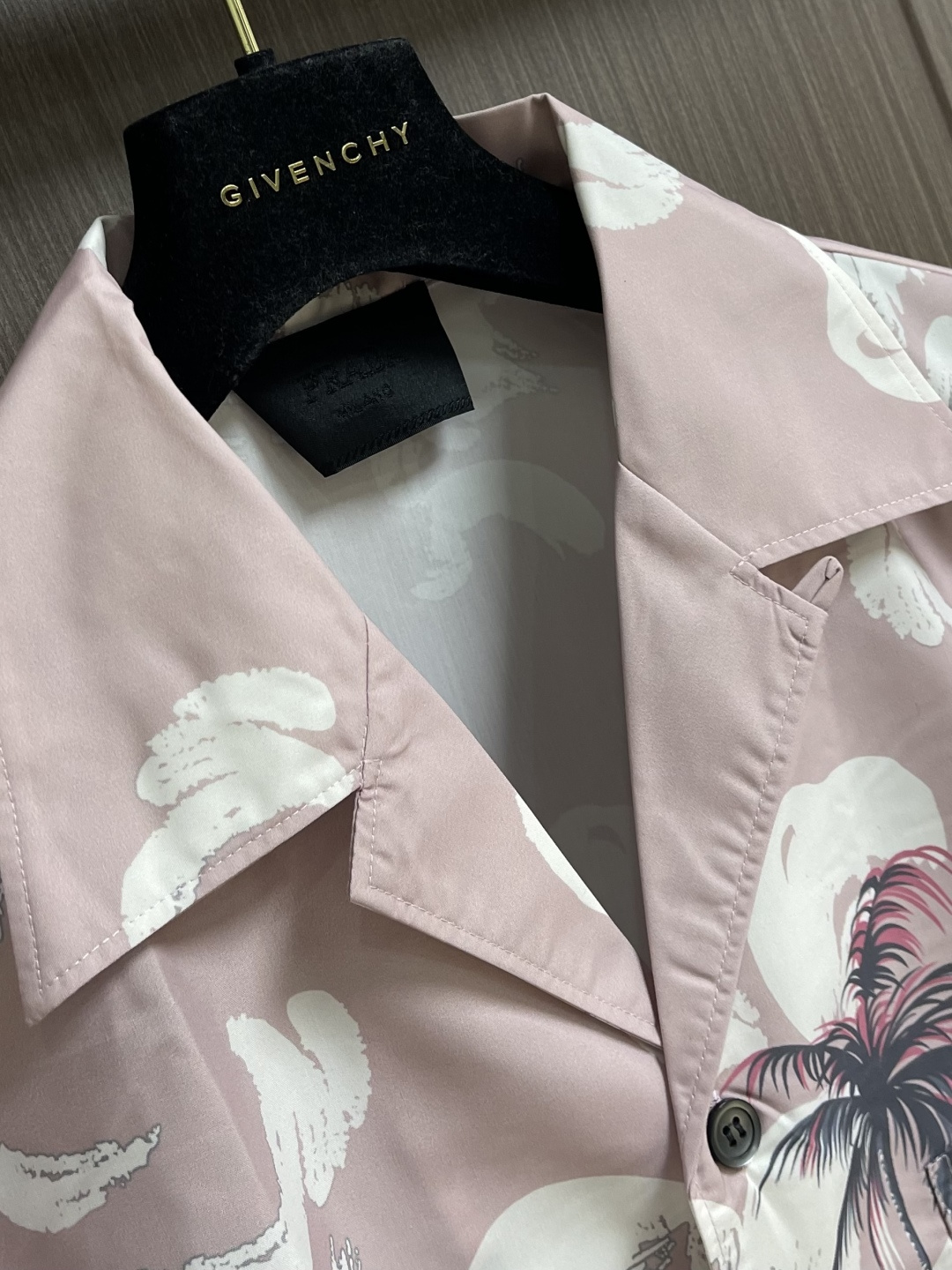 ✅🌾售后 PRADA 椰林印花长袖衬衫，采用进口桑蚕丝面料，质地柔滑细腻且带着温润的珠光感，透气性与垂坠