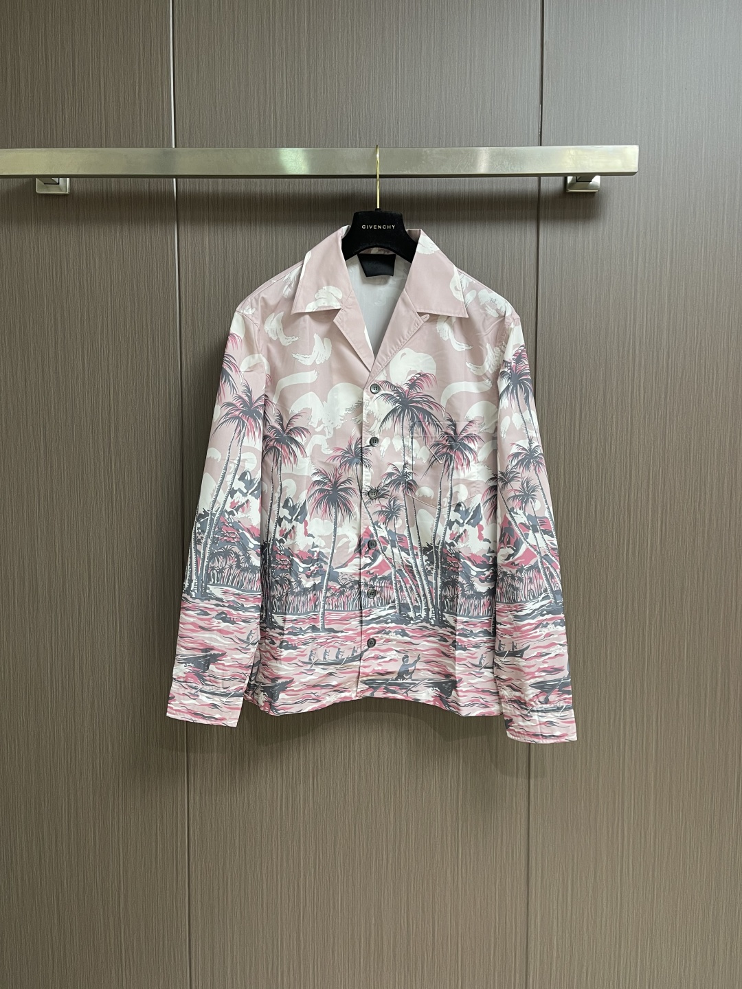 ✅🌾售后 PRADA 椰林印花长袖衬衫，采用进口桑蚕丝面料，质地柔滑细腻且带着温润的珠光感，透气性与垂坠