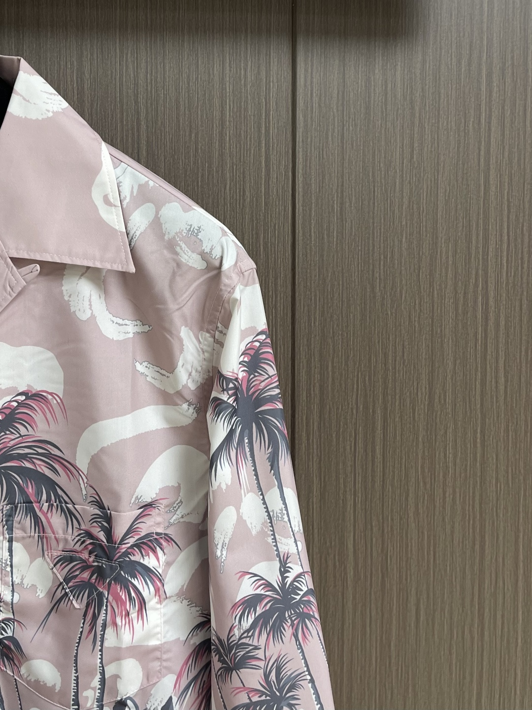 ✅🌾售后 PRADA 椰林印花长袖衬衫，采用进口桑蚕丝面料，质地柔滑细腻且带着温润的珠光感，透气性与垂坠