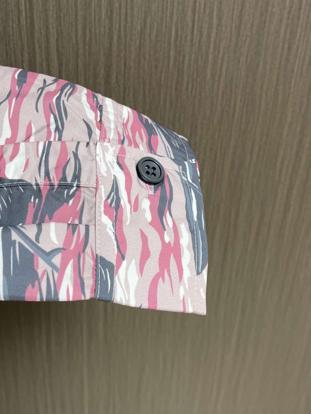 ✅🌾售后 PRADA 椰林印花长袖衬衫，采用进口桑蚕丝面料，质地柔滑细腻且带着温润的珠光感，透气性与垂坠