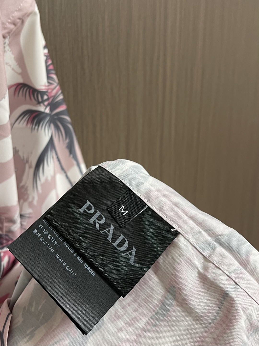 ✅🌾售后 PRADA 椰林印花长袖衬衫，采用进口桑蚕丝面料，质地柔滑细腻且带着温润的珠光感，透气性与垂坠