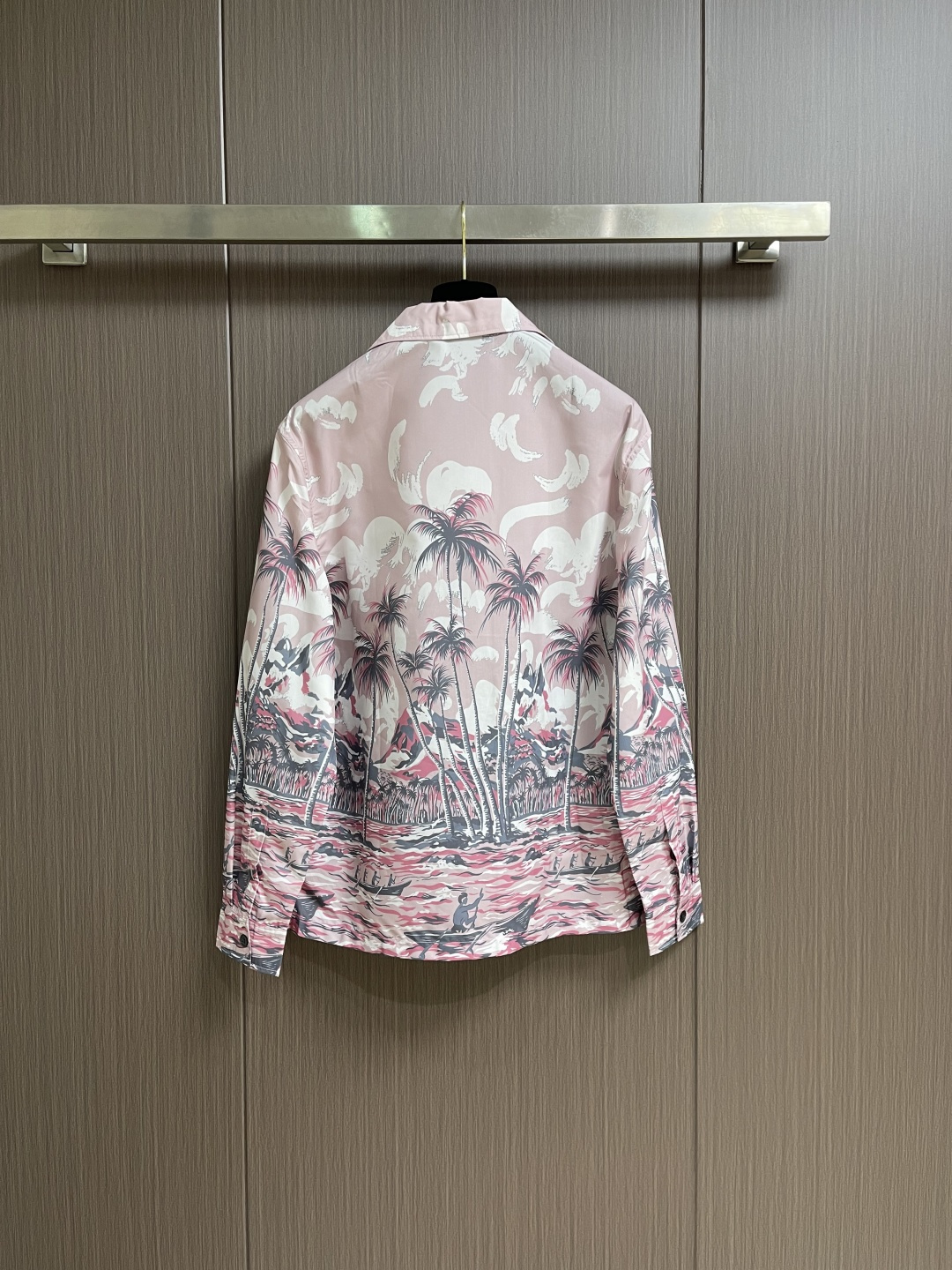 ✅🌾售后 PRADA 椰林印花长袖衬衫，采用进口桑蚕丝面料，质地柔滑细腻且带着温润的珠光感，透气性与垂坠