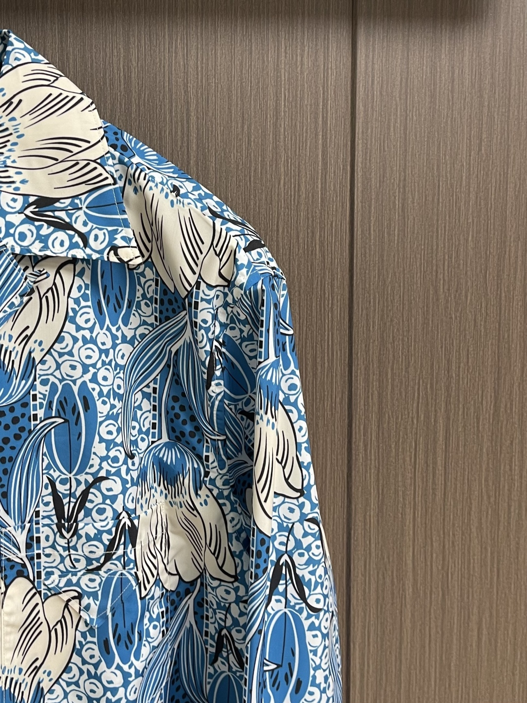 ✅🌾售后 PRADA 花卉印花长袖衬衫，采用进口桑蚕丝面料，质地柔滑细腻且带有自然光泽，透气性与垂坠感俱