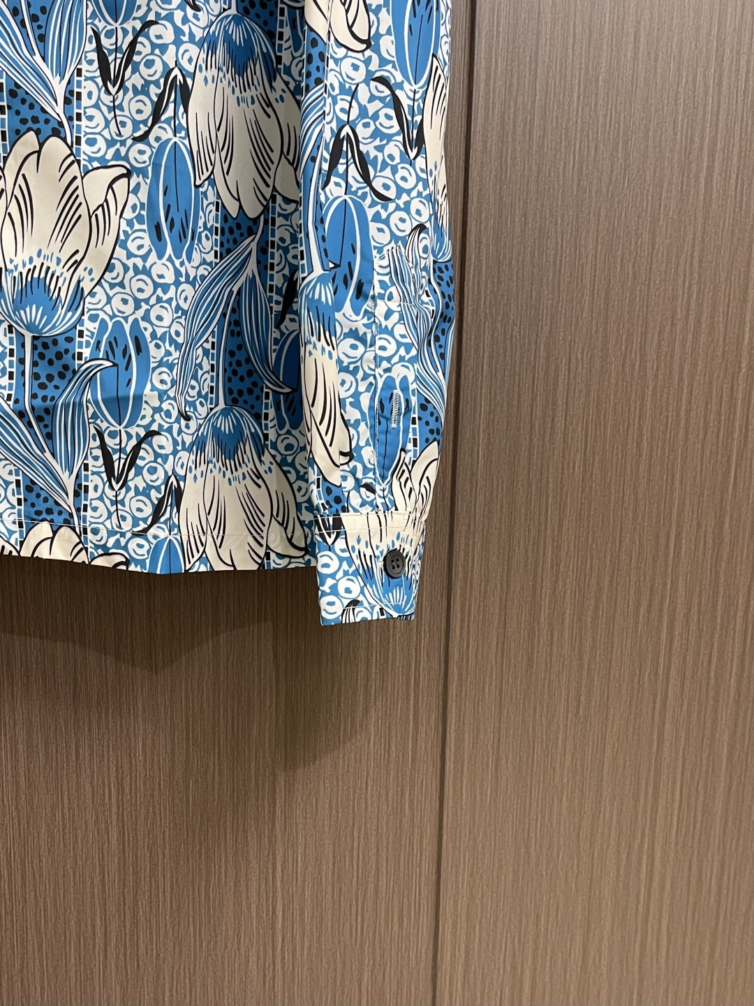 ✅🌾售后 PRADA 花卉印花长袖衬衫，采用进口桑蚕丝面料，质地柔滑细腻且带有自然光泽，透气性与垂坠感俱