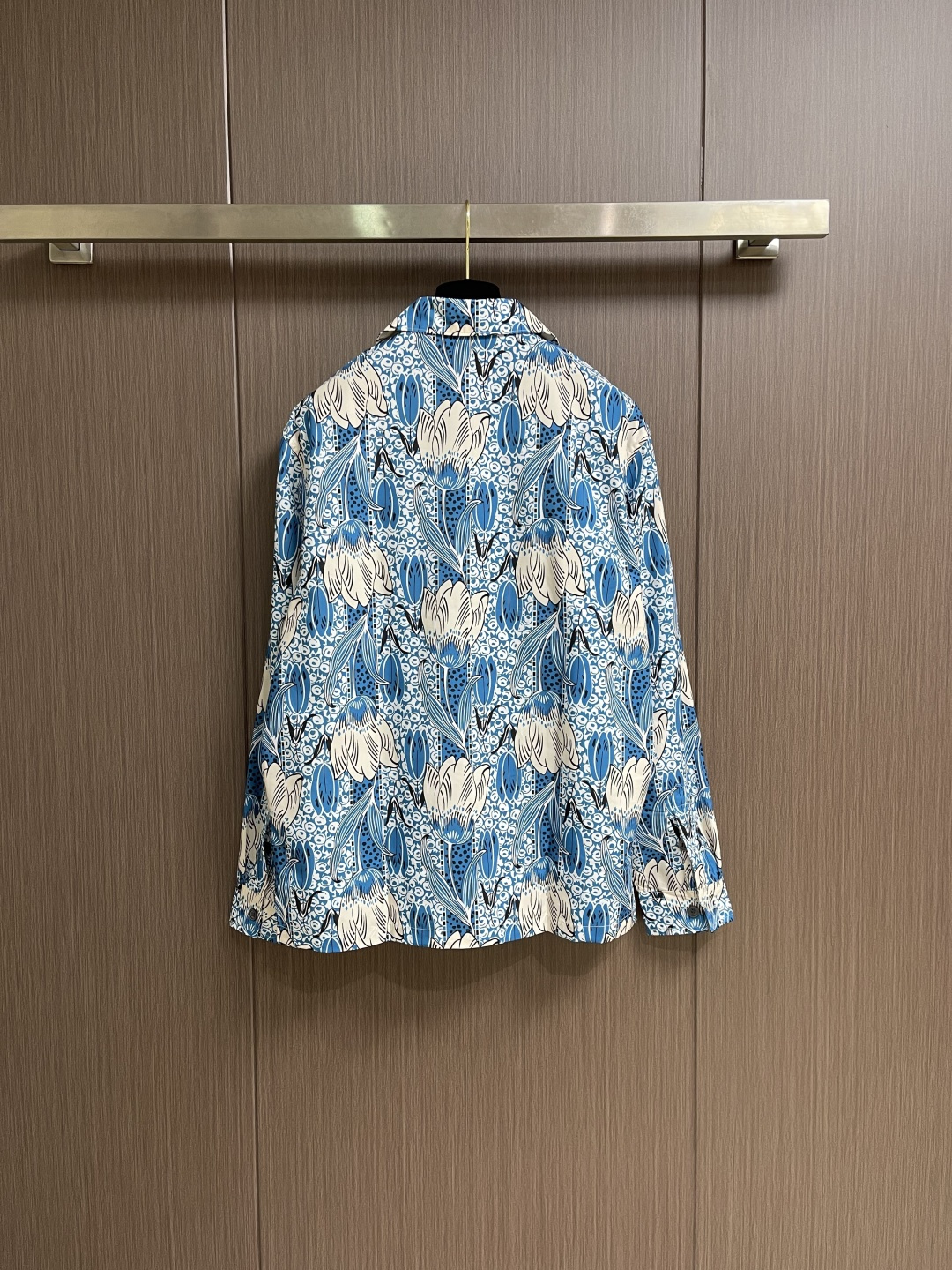 ✅🌾售后 PRADA 花卉印花长袖衬衫，采用进口桑蚕丝面料，质地柔滑细腻且带有自然光泽，透气性与垂坠感俱