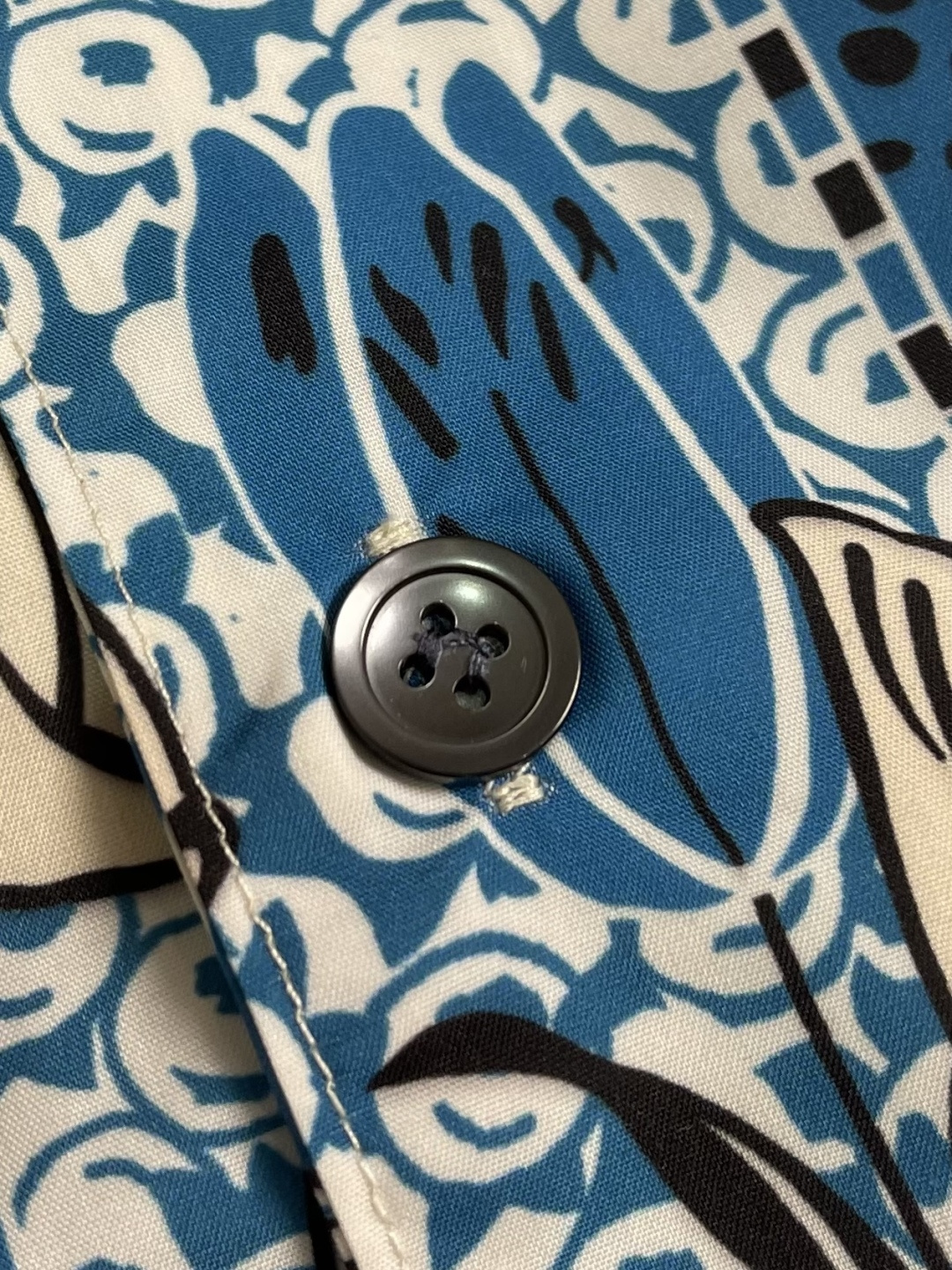 ✅🌾售后 PRADA 花卉印花长袖衬衫，采用进口桑蚕丝面料，质地柔滑细腻且带有自然光泽，透气性与垂坠感俱