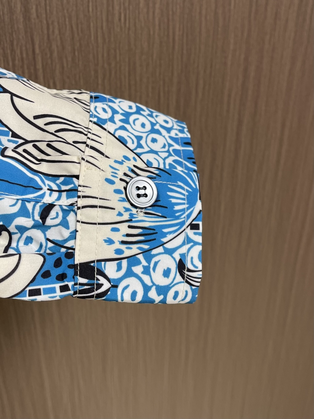 ✅🌾售后 PRADA 花卉印花长袖衬衫，采用进口桑蚕丝面料，质地柔滑细腻且带有自然光泽，透气性与垂坠感俱