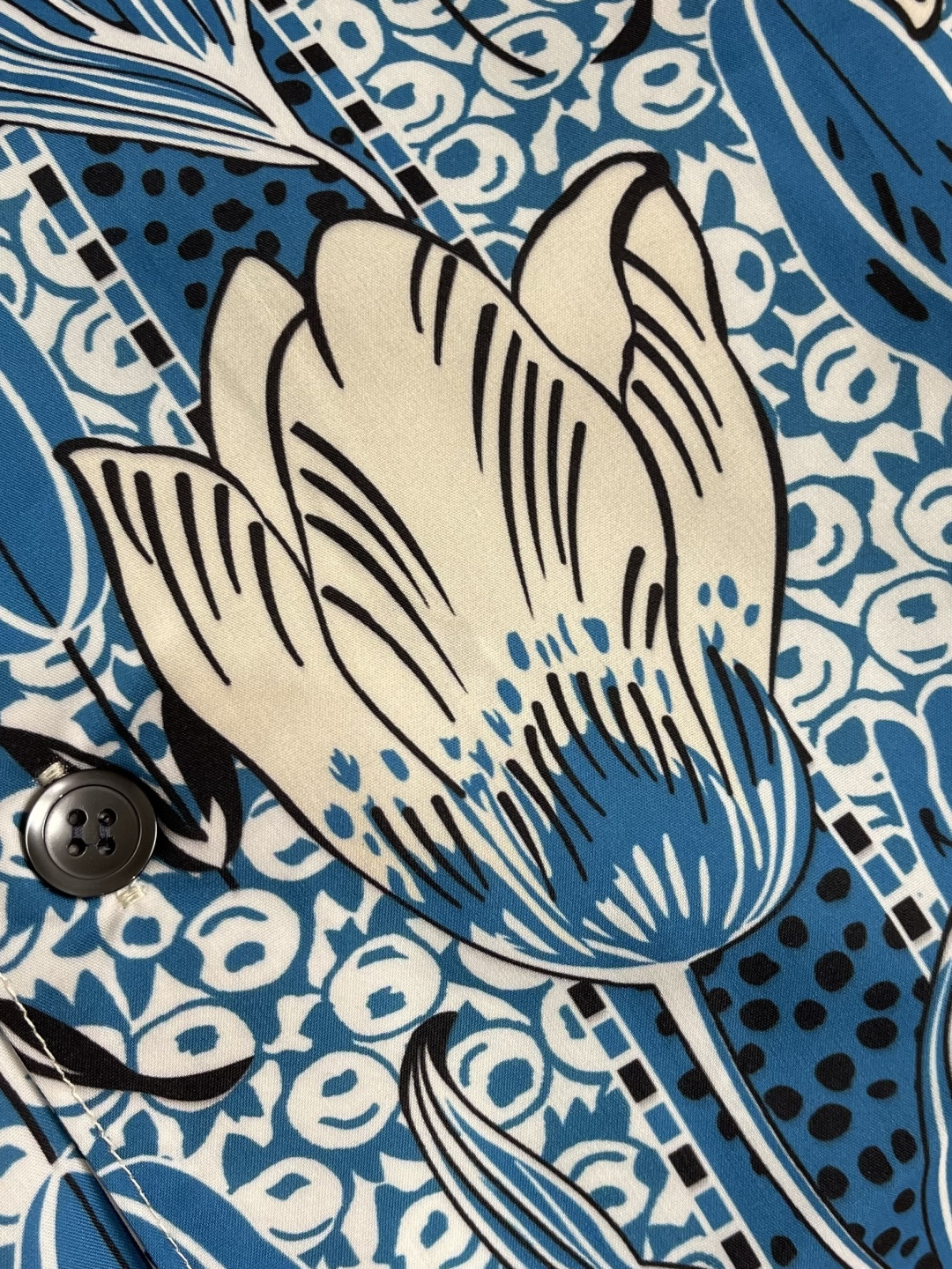 ✅🌾售后 PRADA 花卉印花长袖衬衫，采用进口桑蚕丝面料，质地柔滑细腻且带有自然光泽，透气性与垂坠感俱