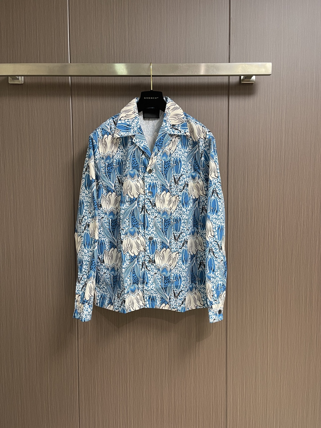 ✅🌾售后 PRADA 花卉印花长袖衬衫，采用进口桑蚕丝面料，质地柔滑细腻且带有自然光泽，透气性与垂坠感俱