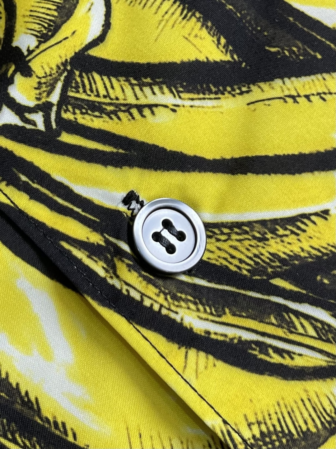 ✅🌾售后 PRADA 香蕉插画印花长袖衬衫，采用进口桑蚕丝面料，质地柔滑细腻且带有自然光泽，透气性与垂坠