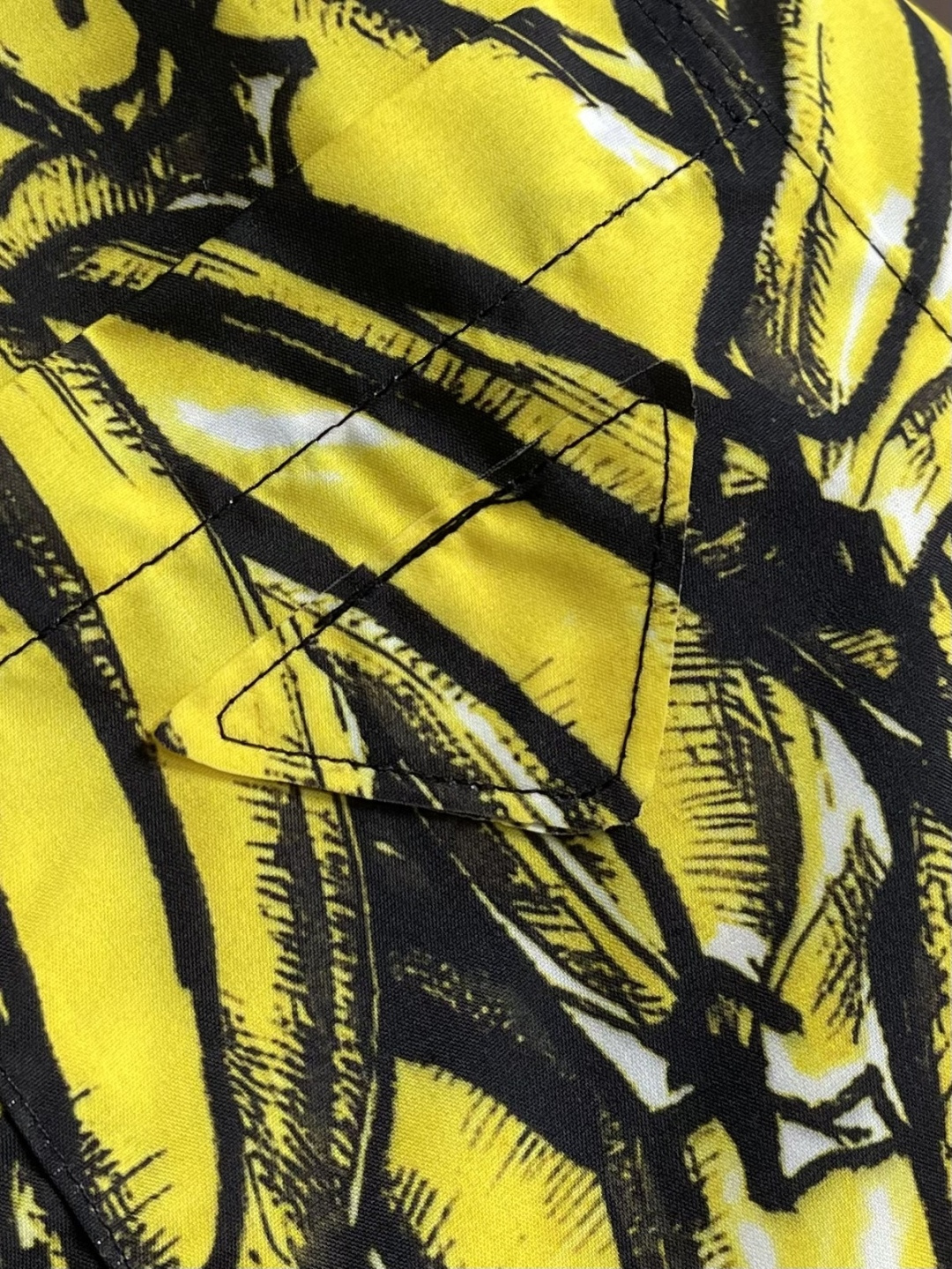 ✅🌾售后 PRADA 香蕉插画印花长袖衬衫，采用进口桑蚕丝面料，质地柔滑细腻且带有自然光泽，透气性与垂坠