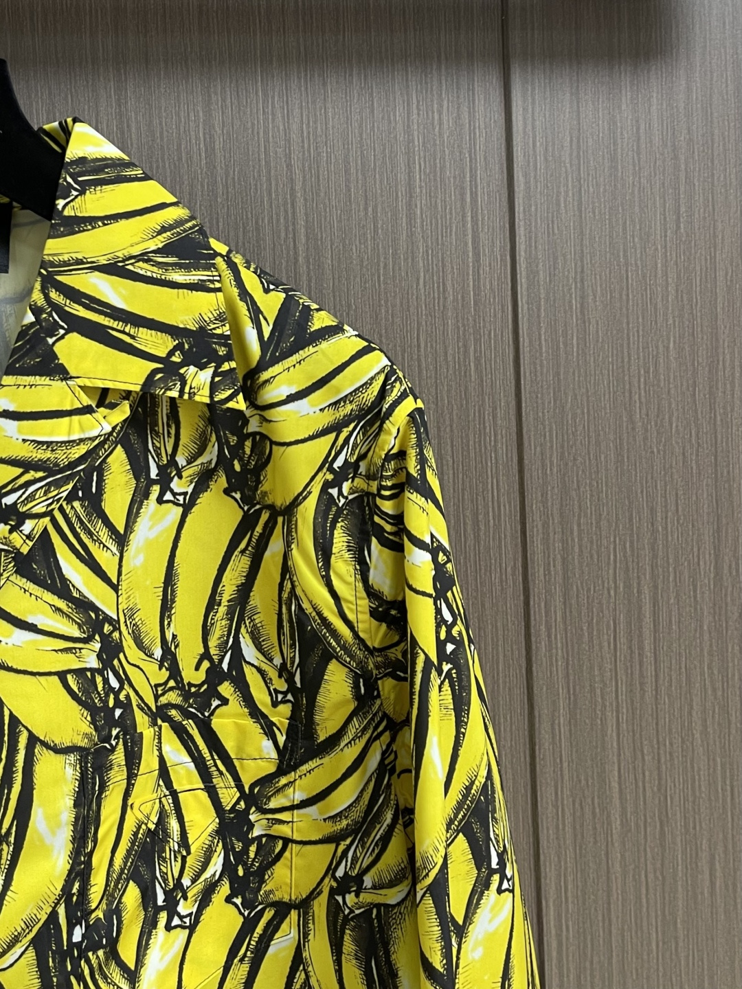 ✅🌾售后 PRADA 香蕉插画印花长袖衬衫，采用进口桑蚕丝面料，质地柔滑细腻且带有自然光泽，透气性与垂坠