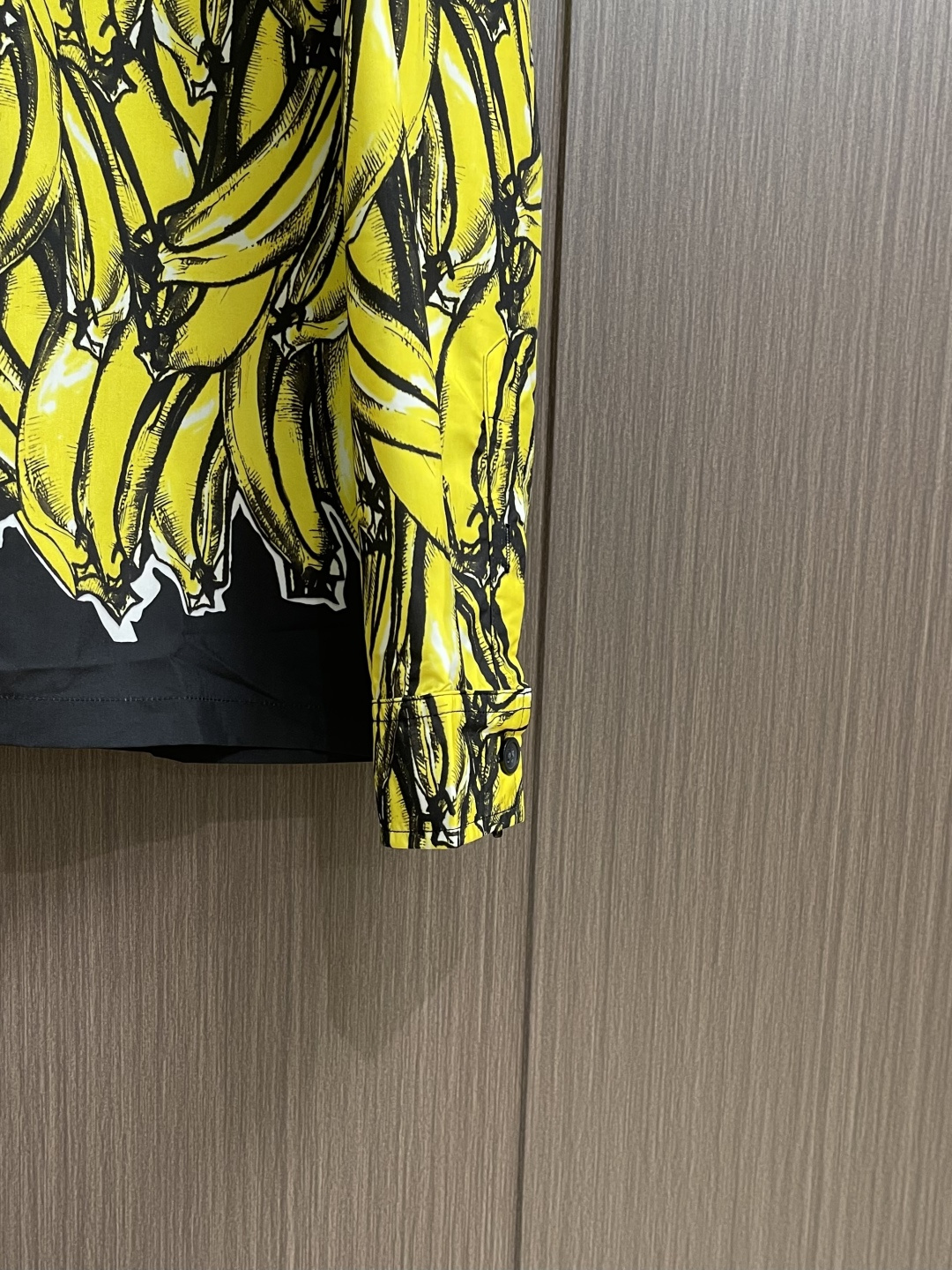 ✅🌾售后 PRADA 香蕉插画印花长袖衬衫，采用进口桑蚕丝面料，质地柔滑细腻且带有自然光泽，透气性与垂坠