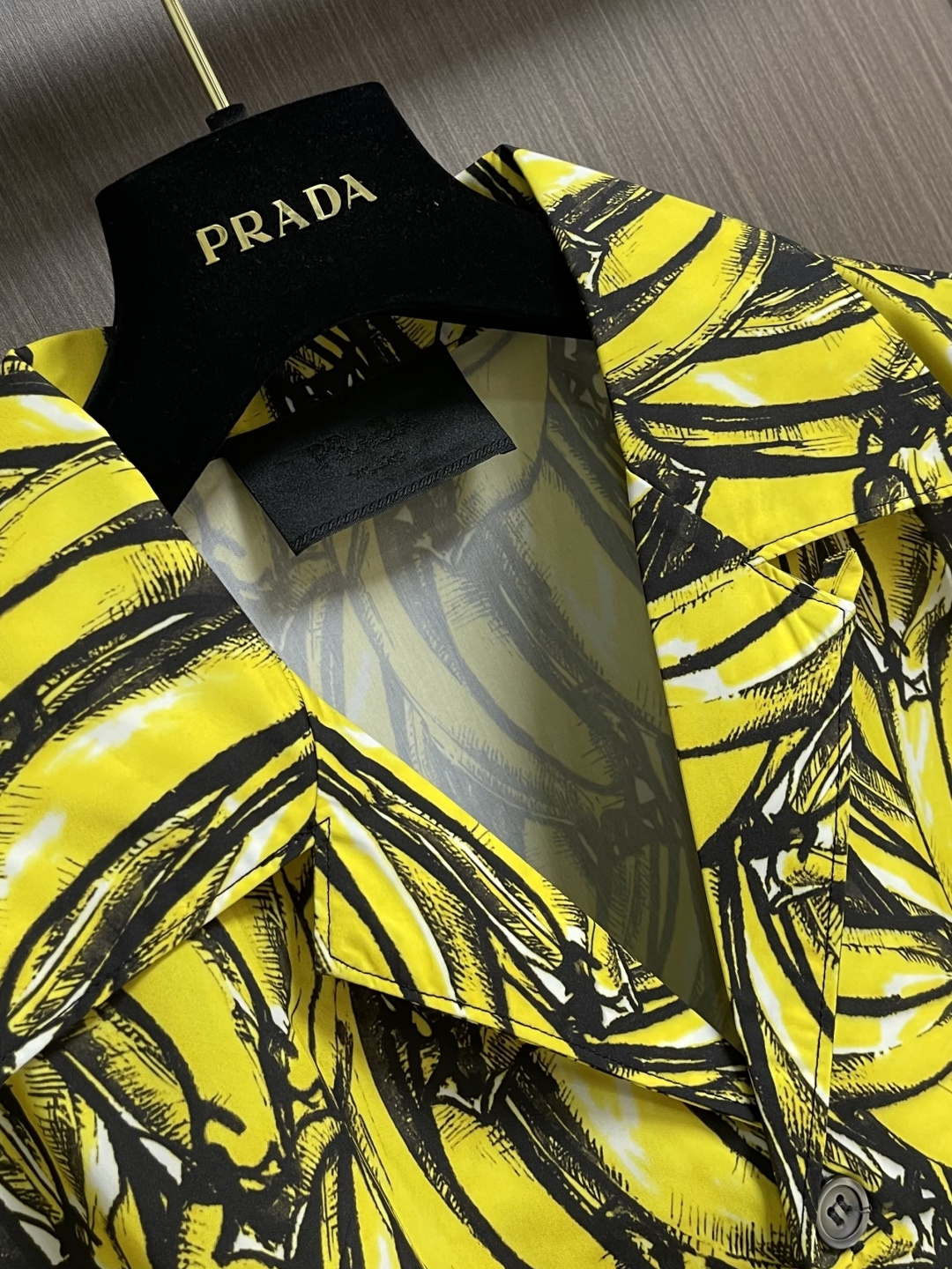 ✅🌾售后 PRADA 香蕉插画印花长袖衬衫，采用进口桑蚕丝面料，质地柔滑细腻且带有自然光泽，透气性与垂坠