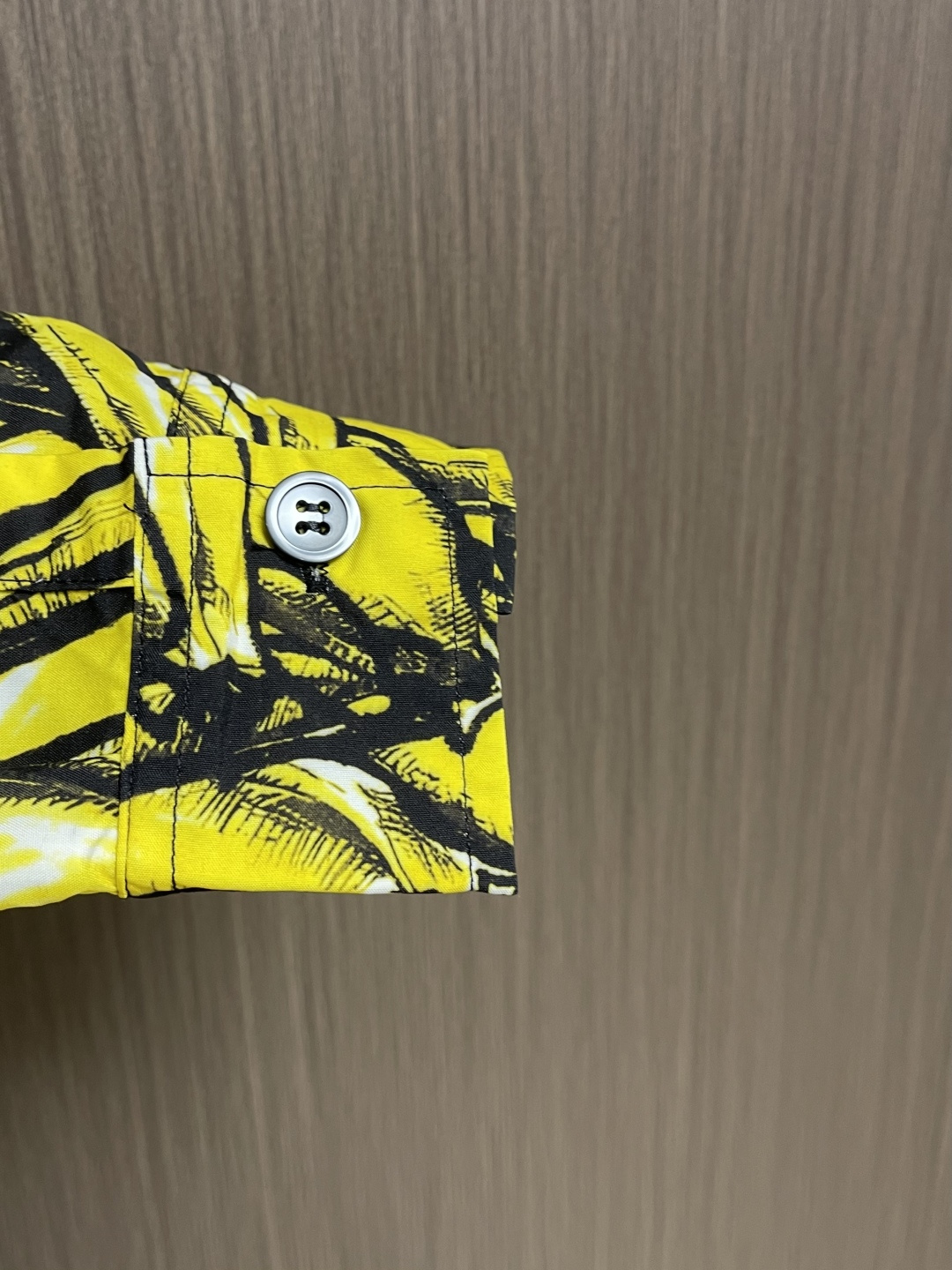 ✅🌾售后 PRADA 香蕉插画印花长袖衬衫，采用进口桑蚕丝面料，质地柔滑细腻且带有自然光泽，透气性与垂坠