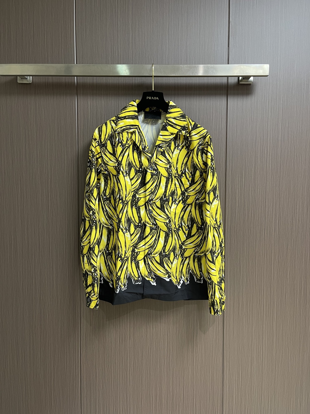 ✅🌾售后 PRADA 香蕉插画印花长袖衬衫，采用进口桑蚕丝面料，质地柔滑细腻且带有自然光泽，透气性与垂坠