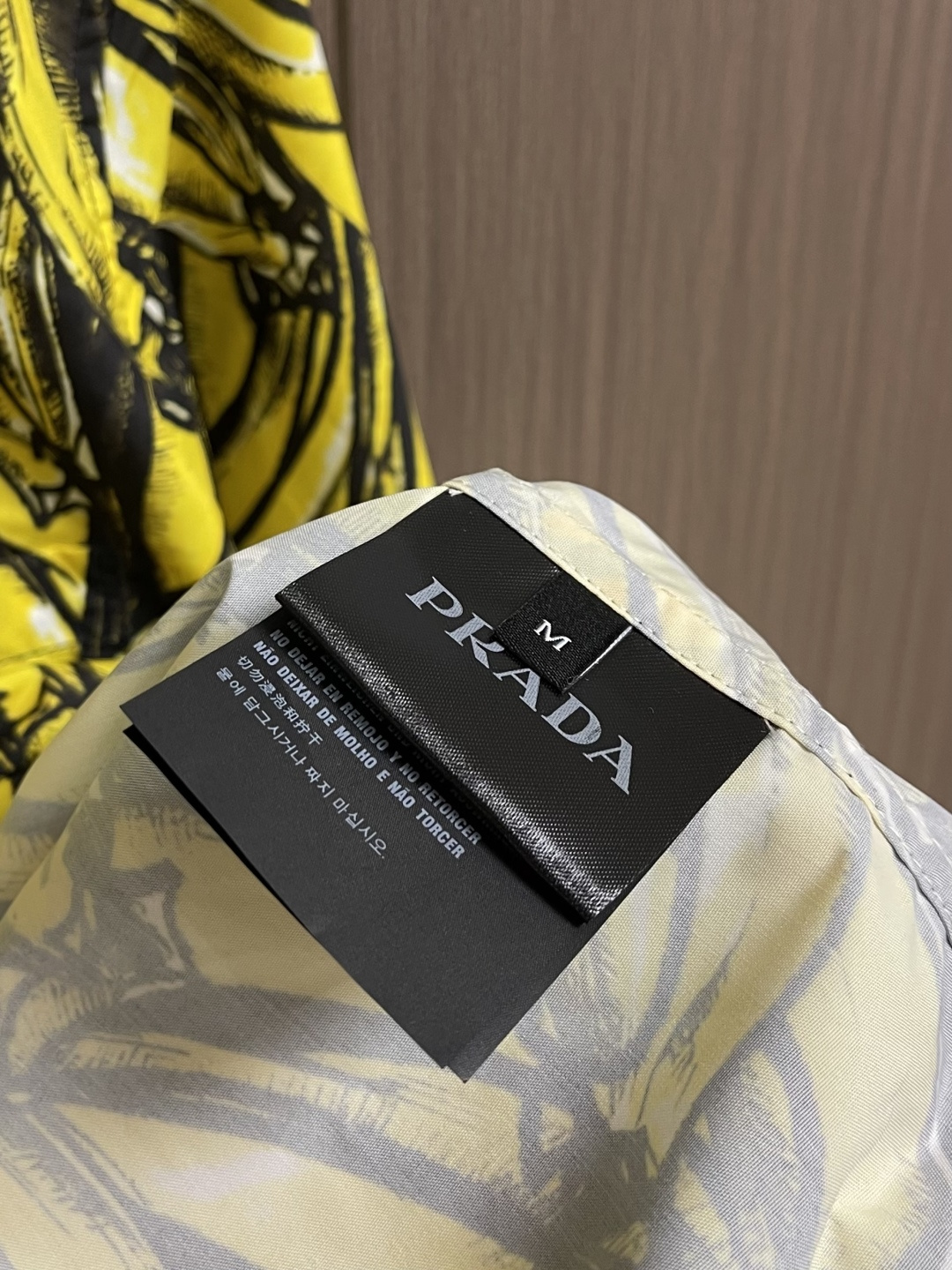 ✅🌾售后 PRADA 香蕉插画印花长袖衬衫，采用进口桑蚕丝面料，质地柔滑细腻且带有自然光泽，透气性与垂坠