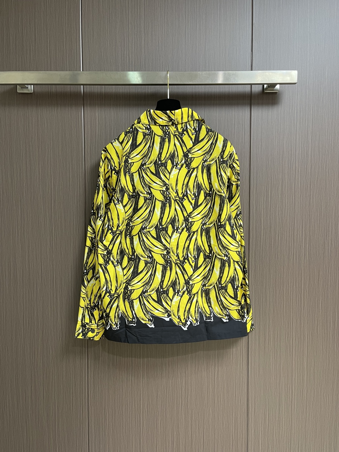 ✅🌾售后 PRADA 香蕉插画印花长袖衬衫，采用进口桑蚕丝面料，质地柔滑细腻且带有自然光泽，透气性与垂坠