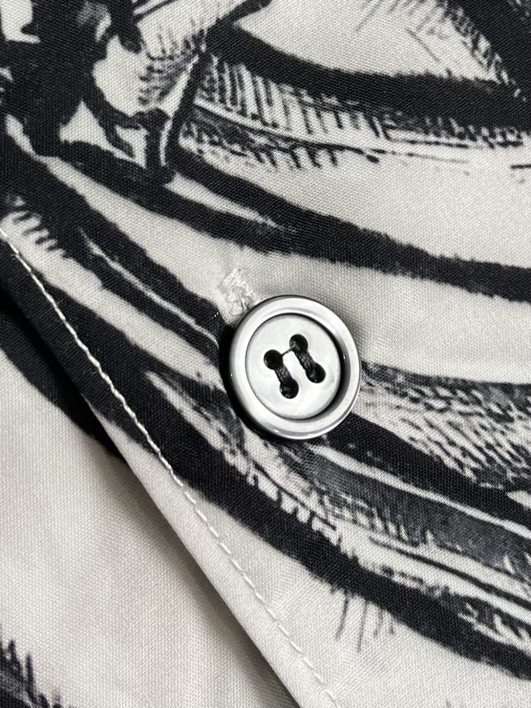 ✅🌾售后 PRADA 香蕉插画印花长袖衬衫，采用进口桑蚕丝面料，质地柔滑细腻且带有自然光泽，透气性与垂坠