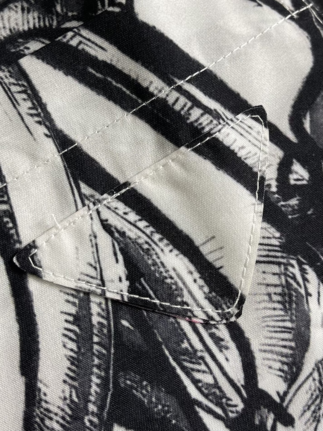 ✅🌾售后 PRADA 香蕉插画印花长袖衬衫，采用进口桑蚕丝面料，质地柔滑细腻且带有自然光泽，透气性与垂坠