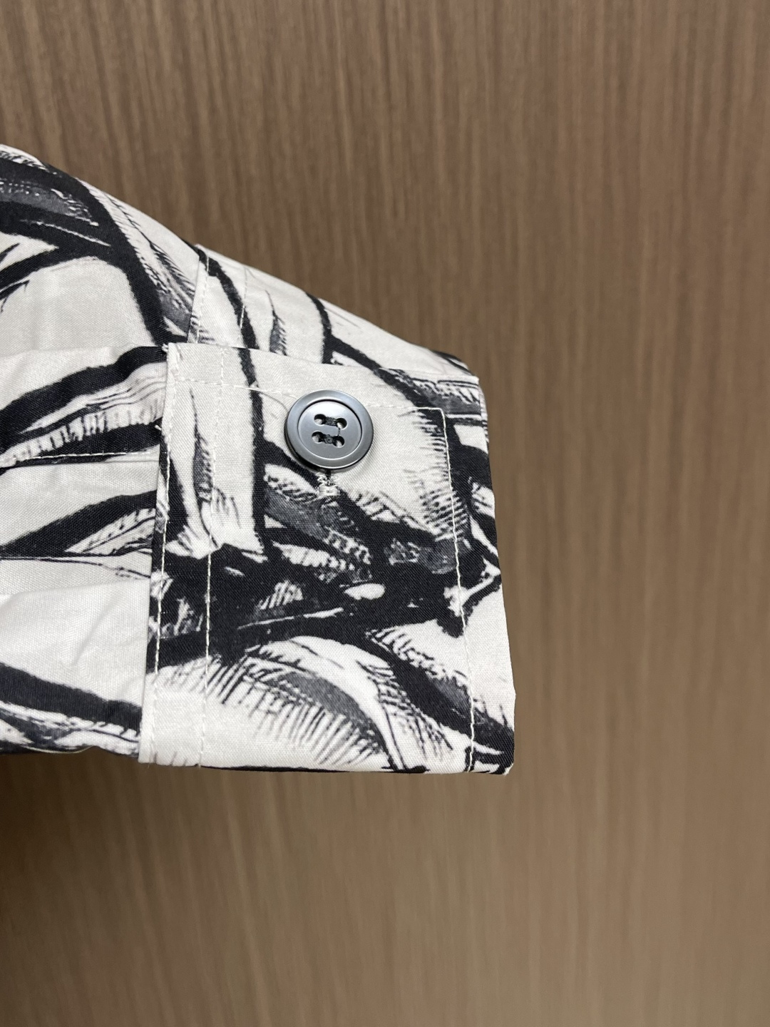 ✅🌾售后 PRADA 香蕉插画印花长袖衬衫，采用进口桑蚕丝面料，质地柔滑细腻且带有自然光泽，透气性与垂坠