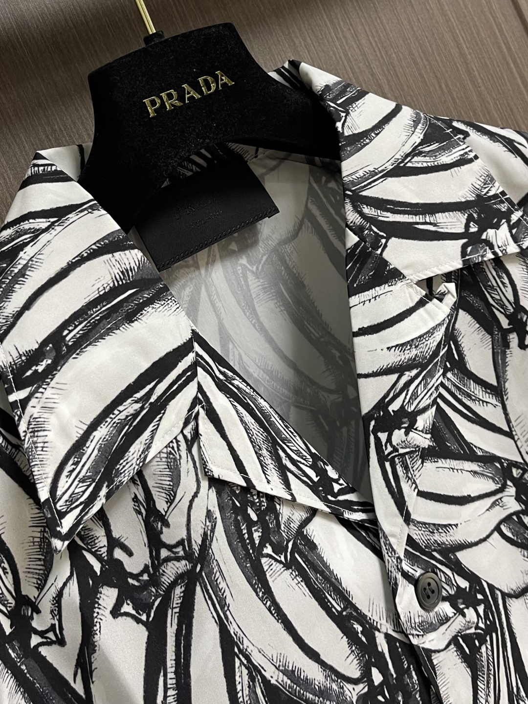 ✅🌾售后 PRADA 香蕉插画印花长袖衬衫，采用进口桑蚕丝面料，质地柔滑细腻且带有自然光泽，透气性与垂坠