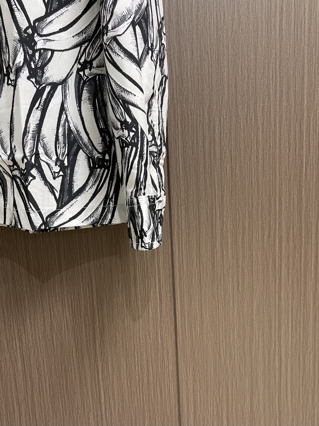 ✅🌾售后 PRADA 香蕉插画印花长袖衬衫，采用进口桑蚕丝面料，质地柔滑细腻且带有自然光泽，透气性与垂坠