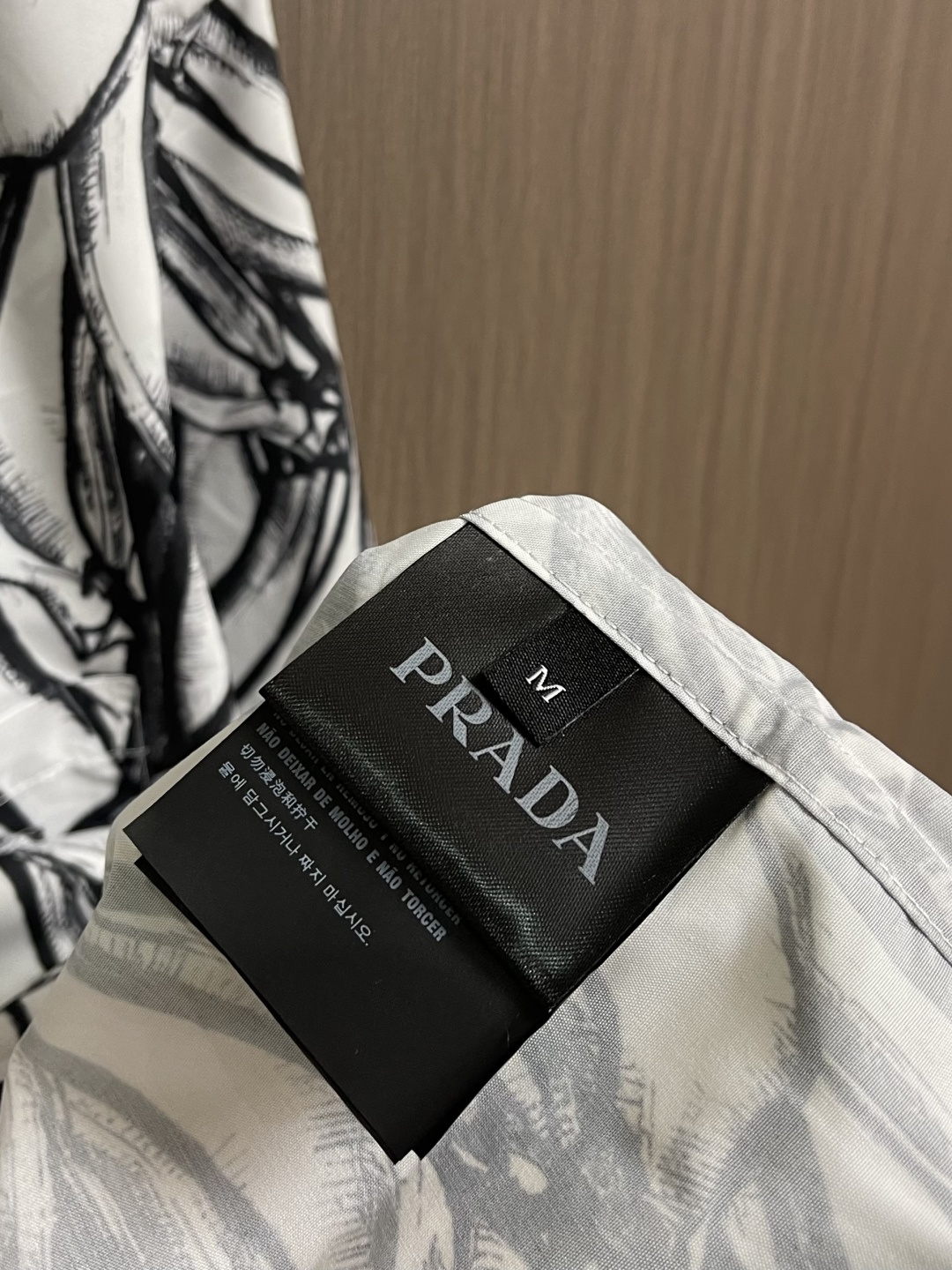 ✅🌾售后 PRADA 香蕉插画印花长袖衬衫，采用进口桑蚕丝面料，质地柔滑细腻且带有自然光泽，透气性与垂坠