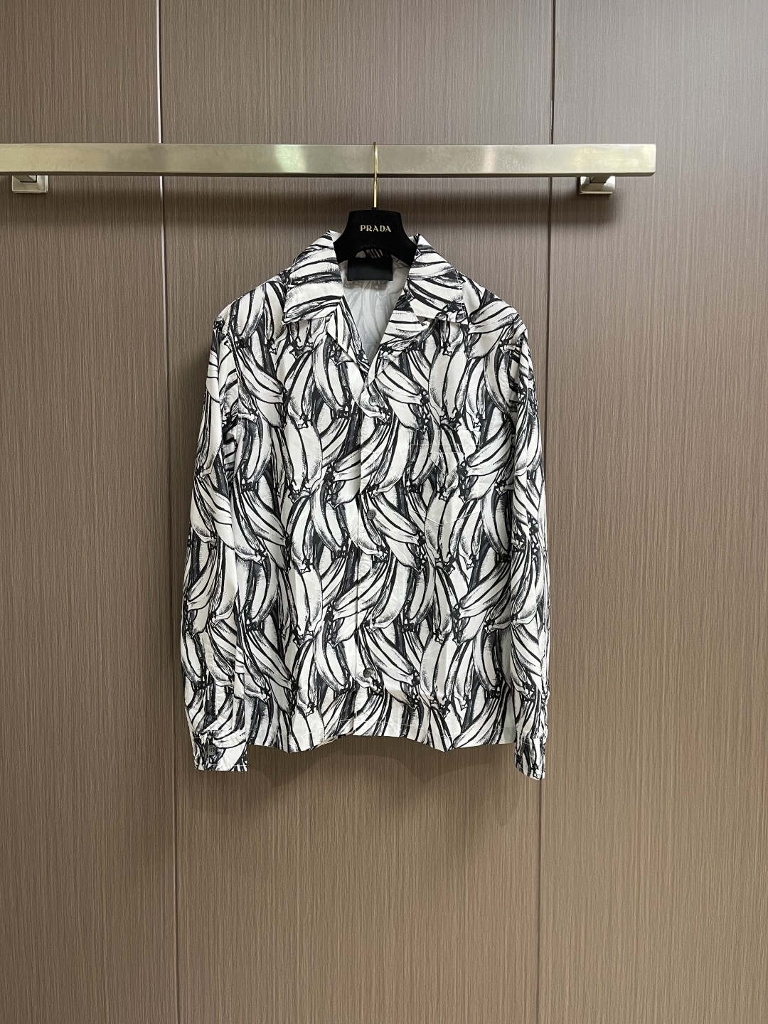 ✅🌾售后 PRADA 香蕉插画印花长袖衬衫，采用进口桑蚕丝面料，质地柔滑细腻且带有自然光泽，透气性与垂坠