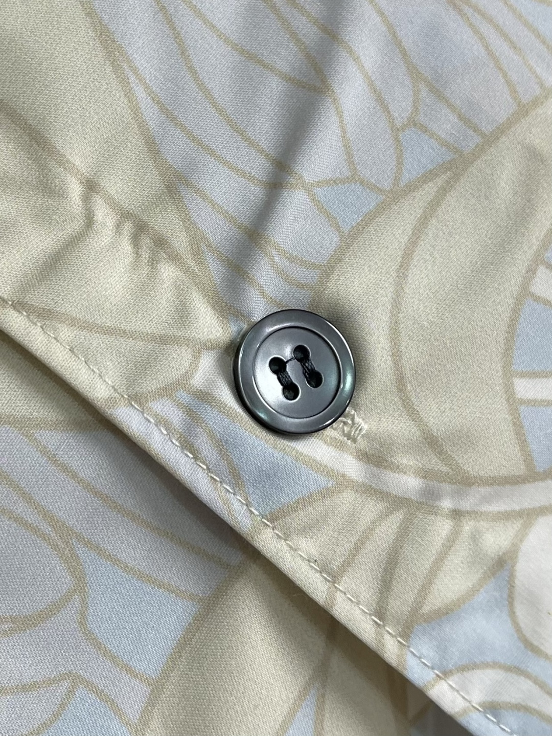 ✅🌾售后 PRADA 花卉印花长袖衬衫，采用进口桑蚕丝面料，质地柔滑细腻且带有自然光泽，透气性与垂坠感俱