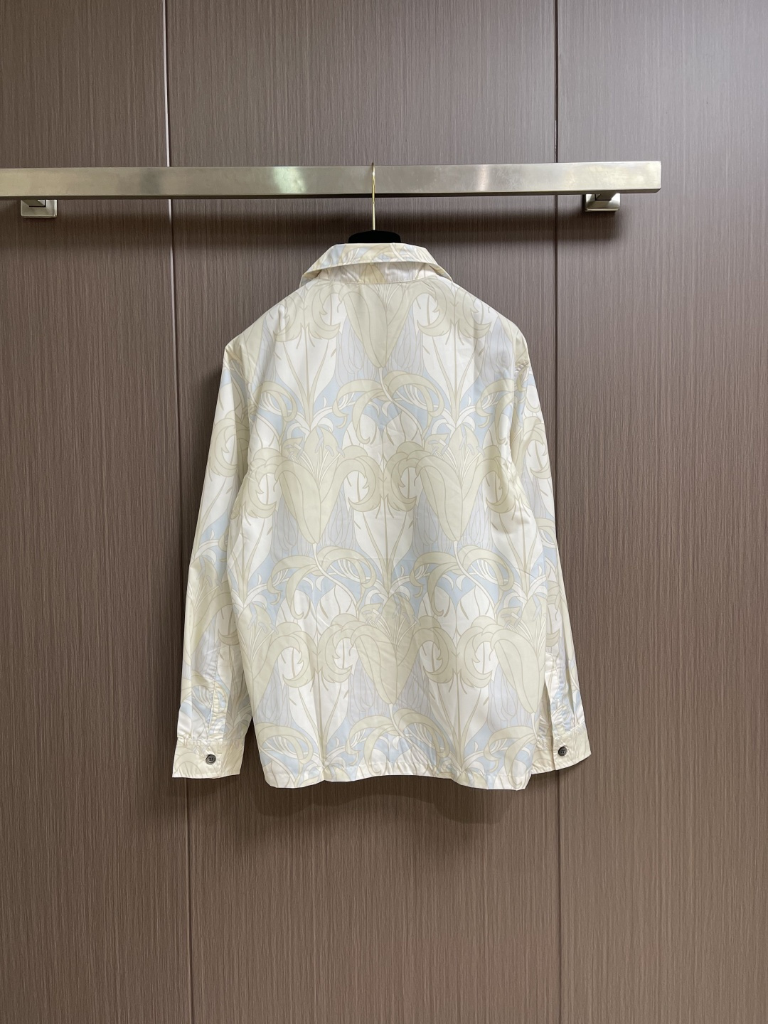 ✅🌾售后 PRADA 花卉印花长袖衬衫，采用进口桑蚕丝面料，质地柔滑细腻且带有自然光泽，透气性与垂坠感俱